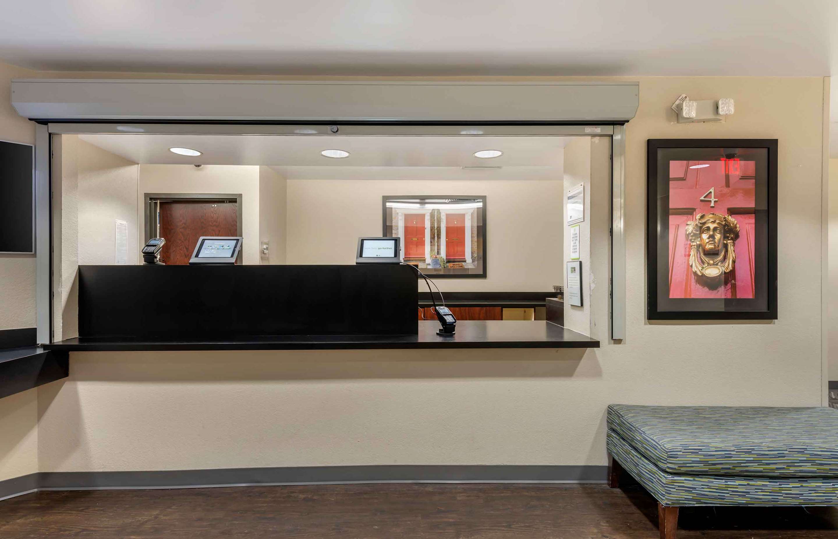 Lobby and Guest Check-in | Extended Stay America Suites - Minneapolis - Eden Prairie - Valley View Road