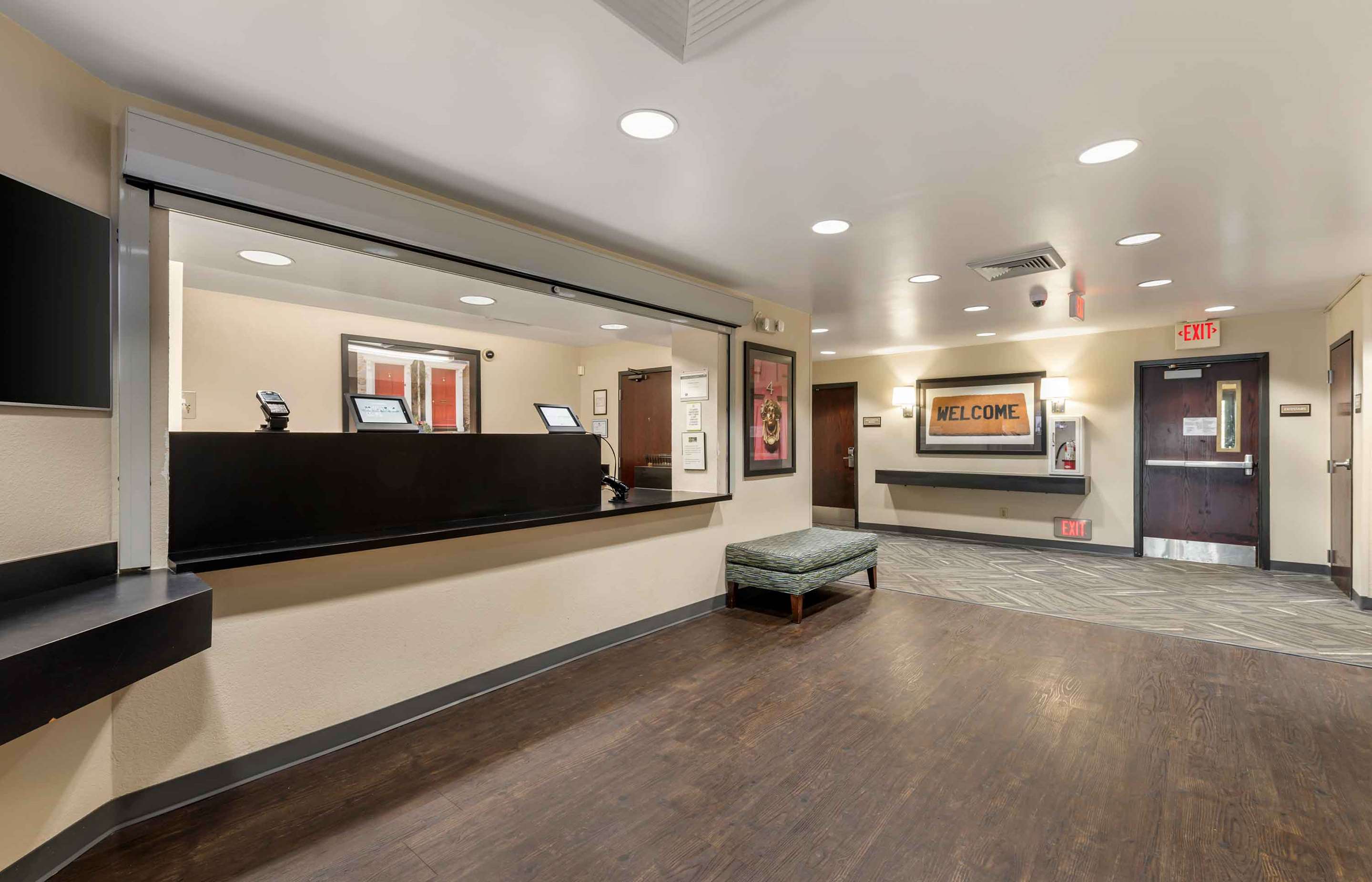 Lobby and Guest Check-in | Extended Stay America Suites - Minneapolis - Eden Prairie - Valley View Road