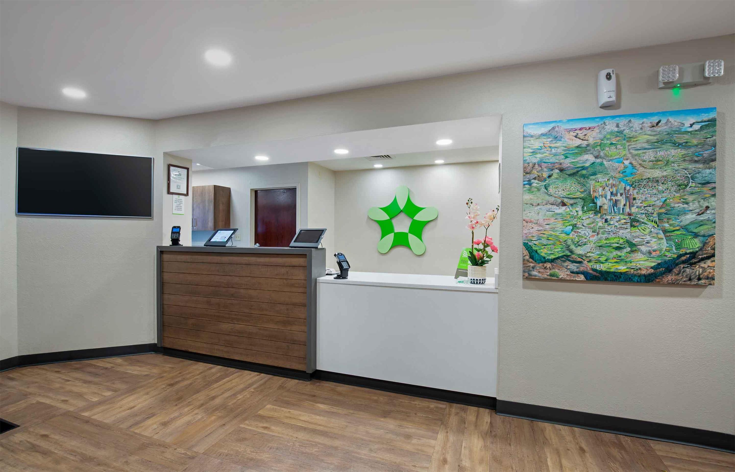 Lobby and Guest Check-in | Extended Stay America Suites - Washington, DC - Alexandria - Landmark