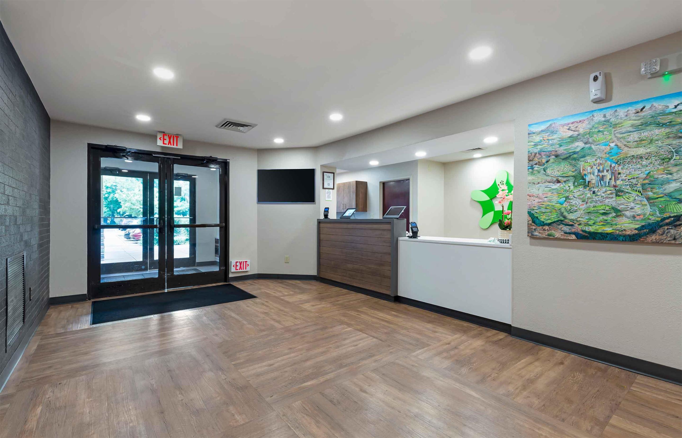 Lobby and Guest Check-in | Extended Stay America Suites - Washington, DC - Alexandria - Landmark
