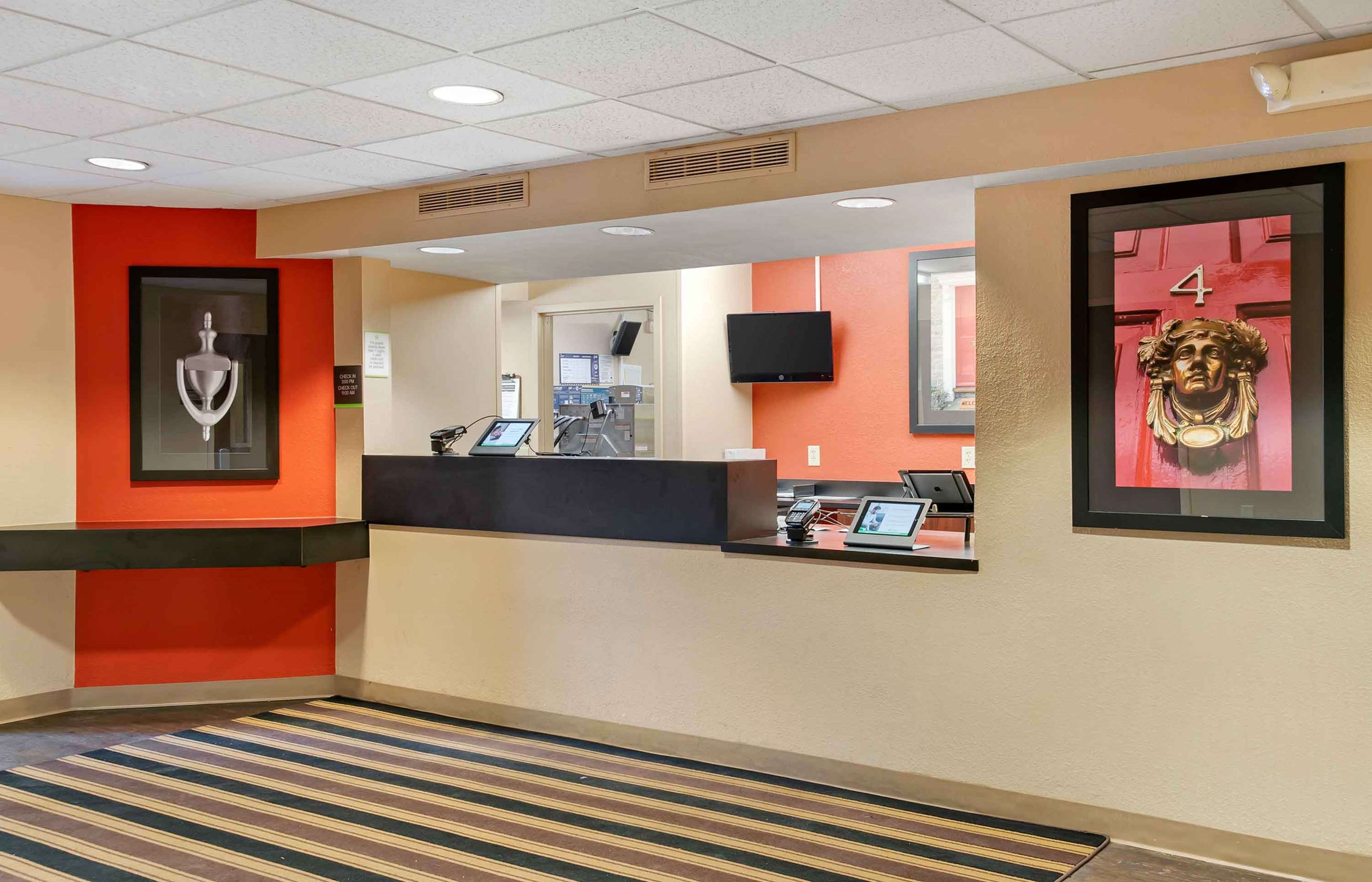 Lobby and Guest Check-in | Extended Stay America Select Suites Detroit Farmington Hills
