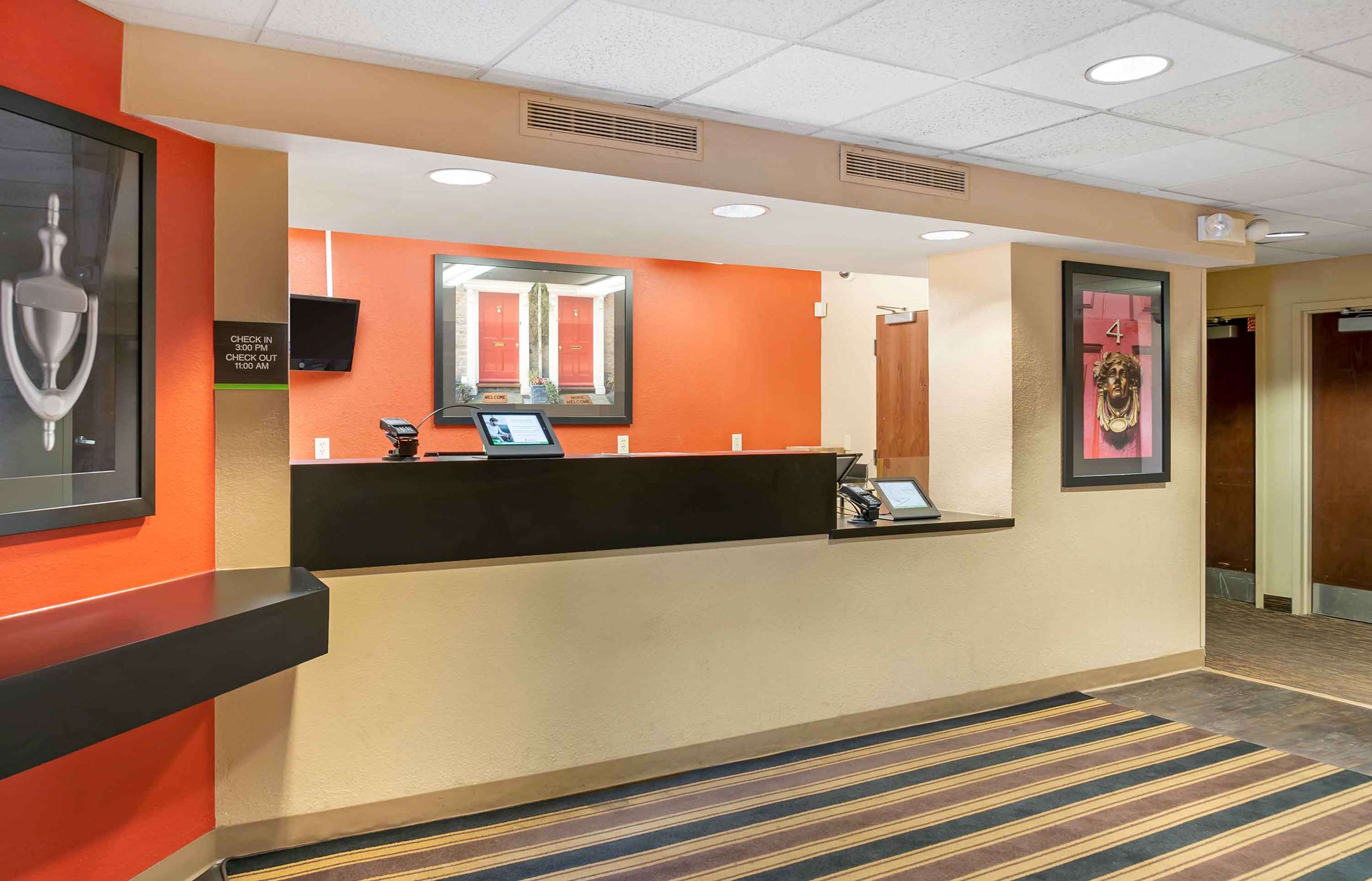 Lobby and Guest Check-in | Extended Stay America Select Suites Detroit Farmington Hills