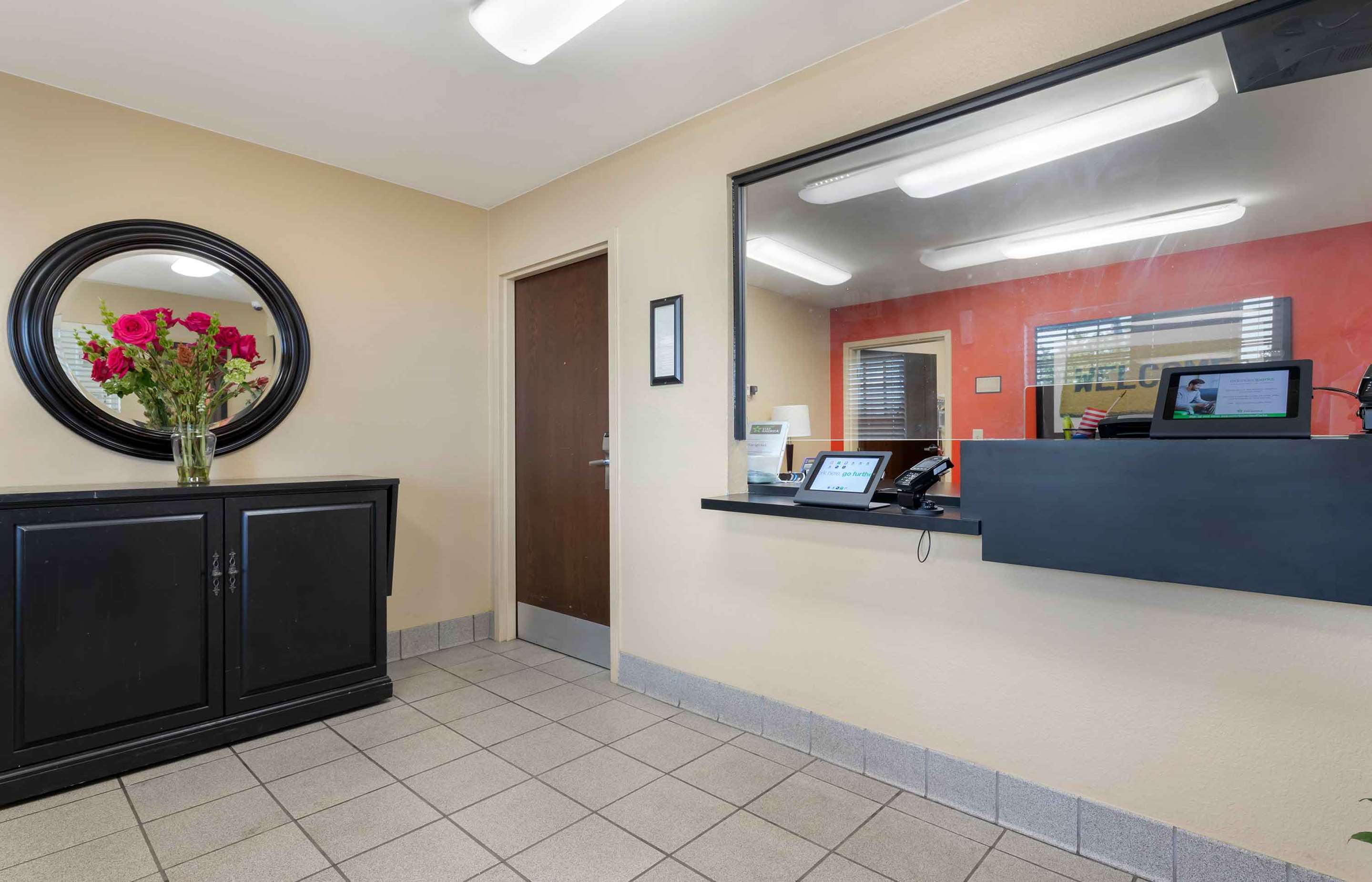 Lobby and Guest Check-in | Extended Stay America Suites - Tulsa - Central