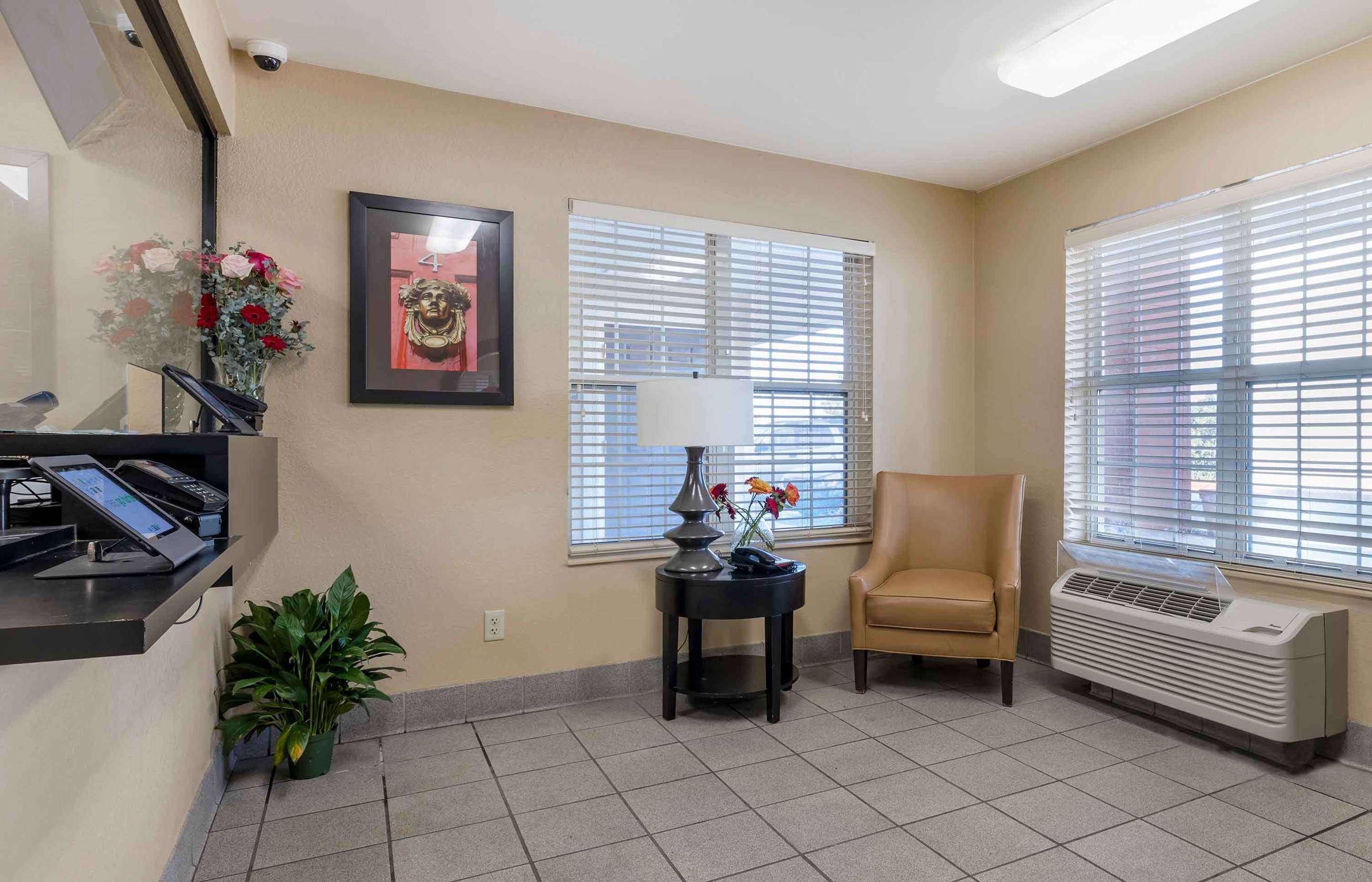 Lobby and Guest Check-in | Extended Stay America Suites - Tulsa - Central