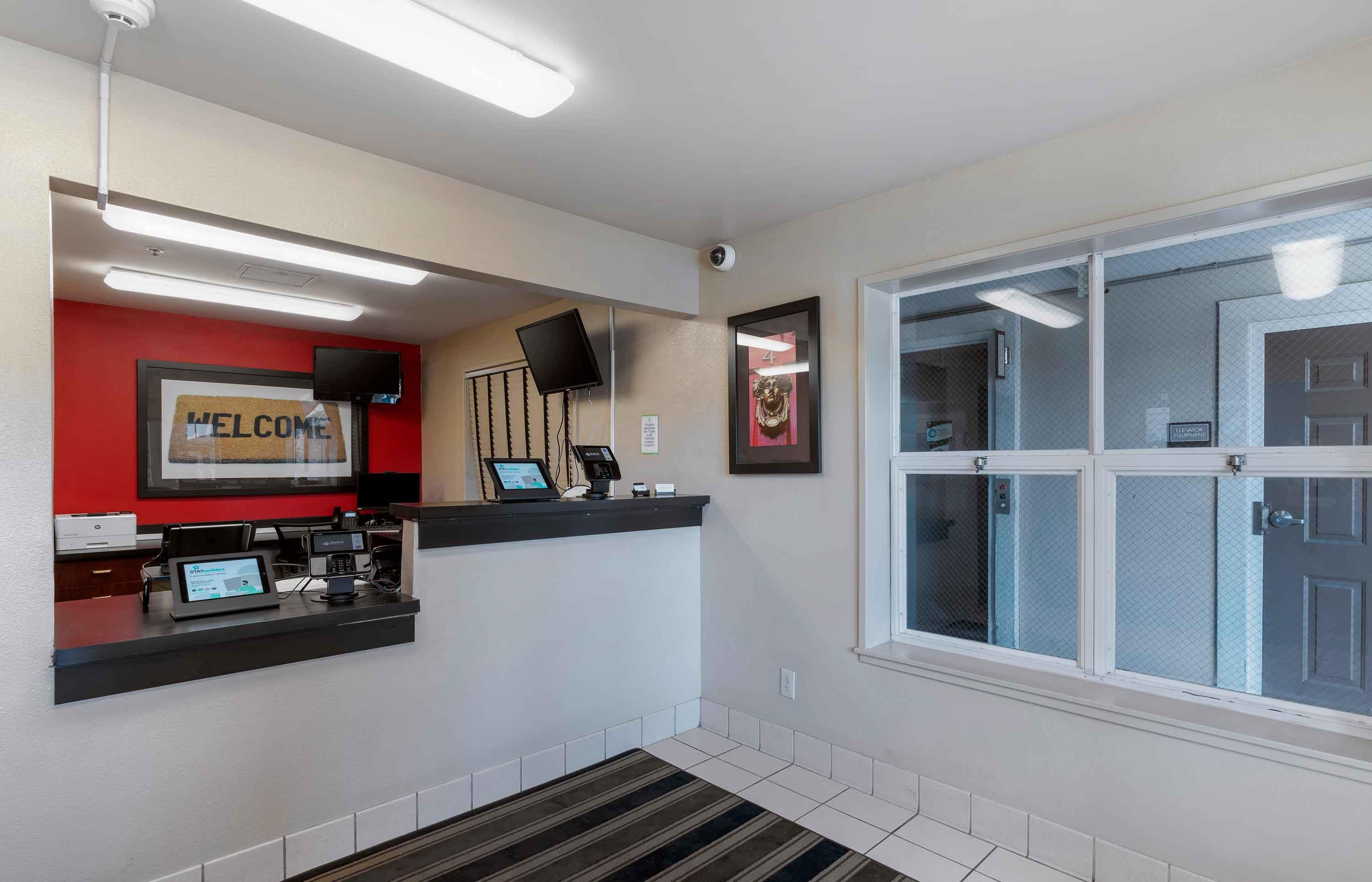 Lobby and Guest Check-in | Extended Stay America Suites Sacramento White Rock Rd