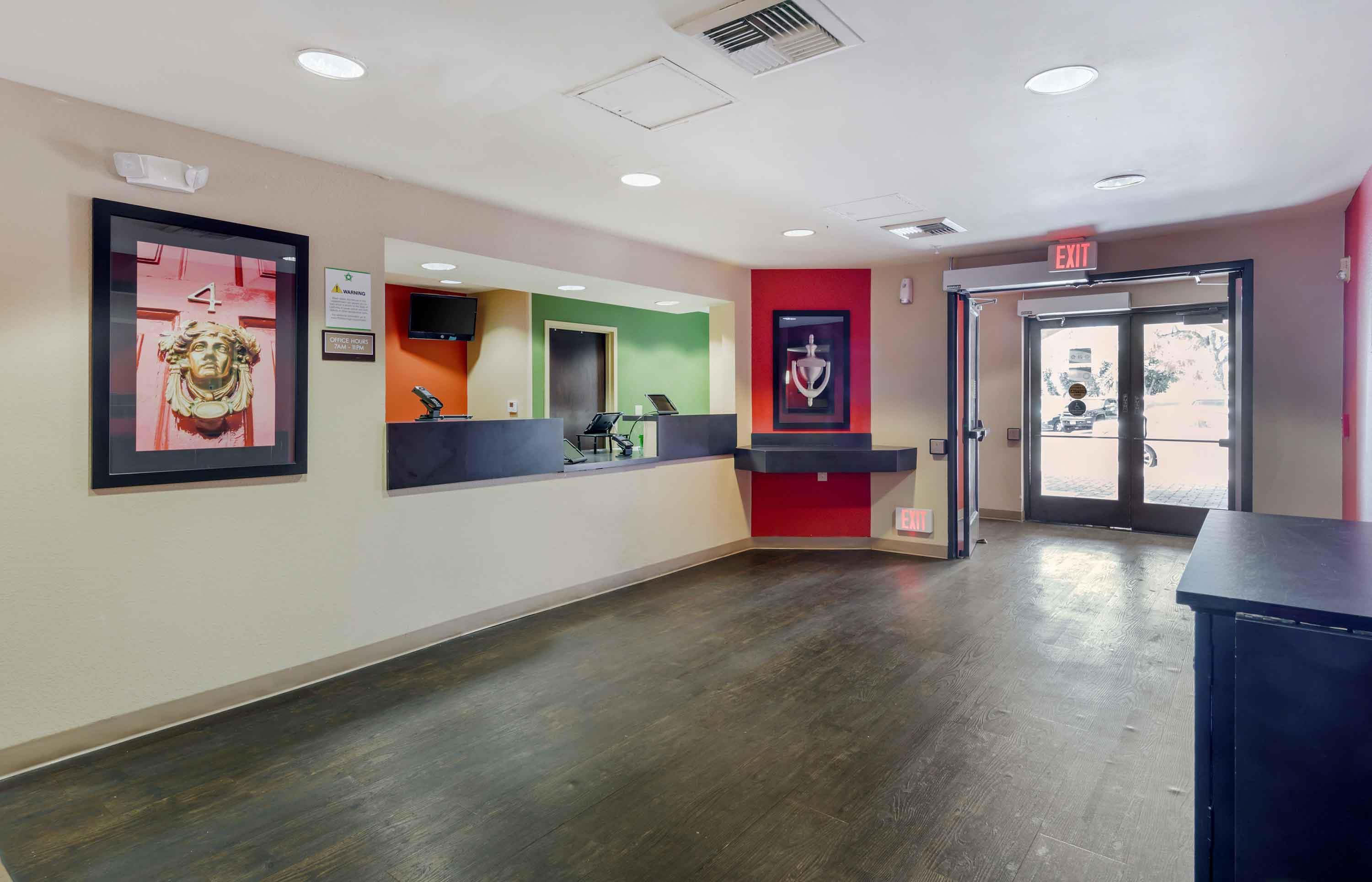 Lobby and Guest Check-in | Extended Stay America Suites Los Angeles Arcadia