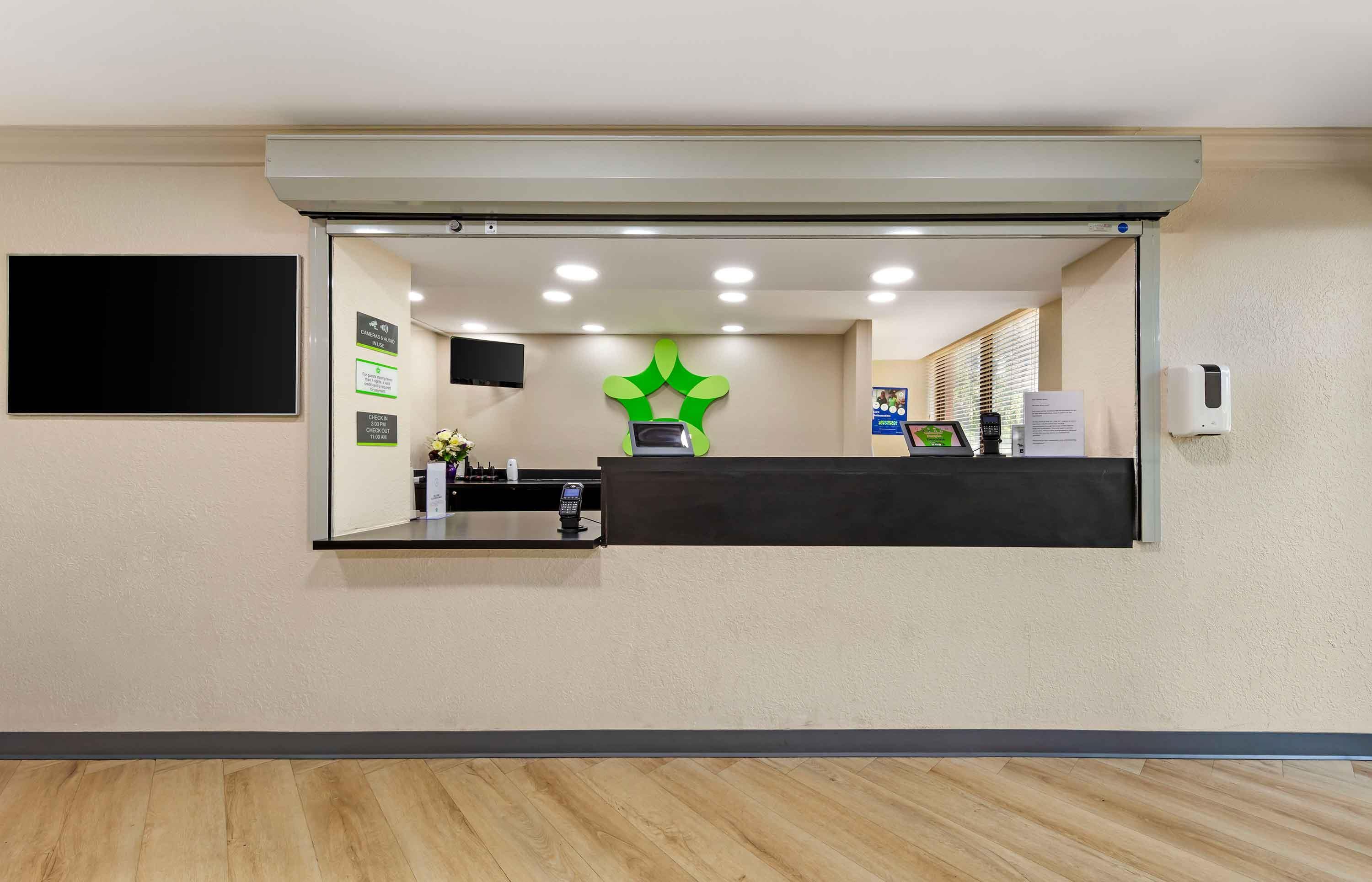 Lobby and Guest Check-in | Extended Stay America Suites Ft Lauderdale Cyp Crk NW 6th Wy