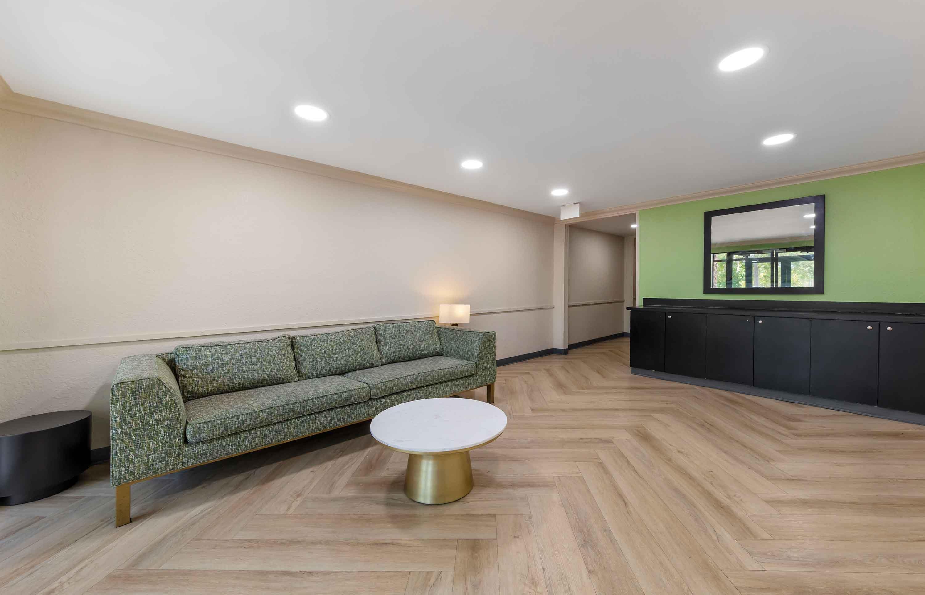 Lobby and Guest Check-in | Extended Stay America Suites Ft Lauderdale Cyp Crk NW 6th Wy