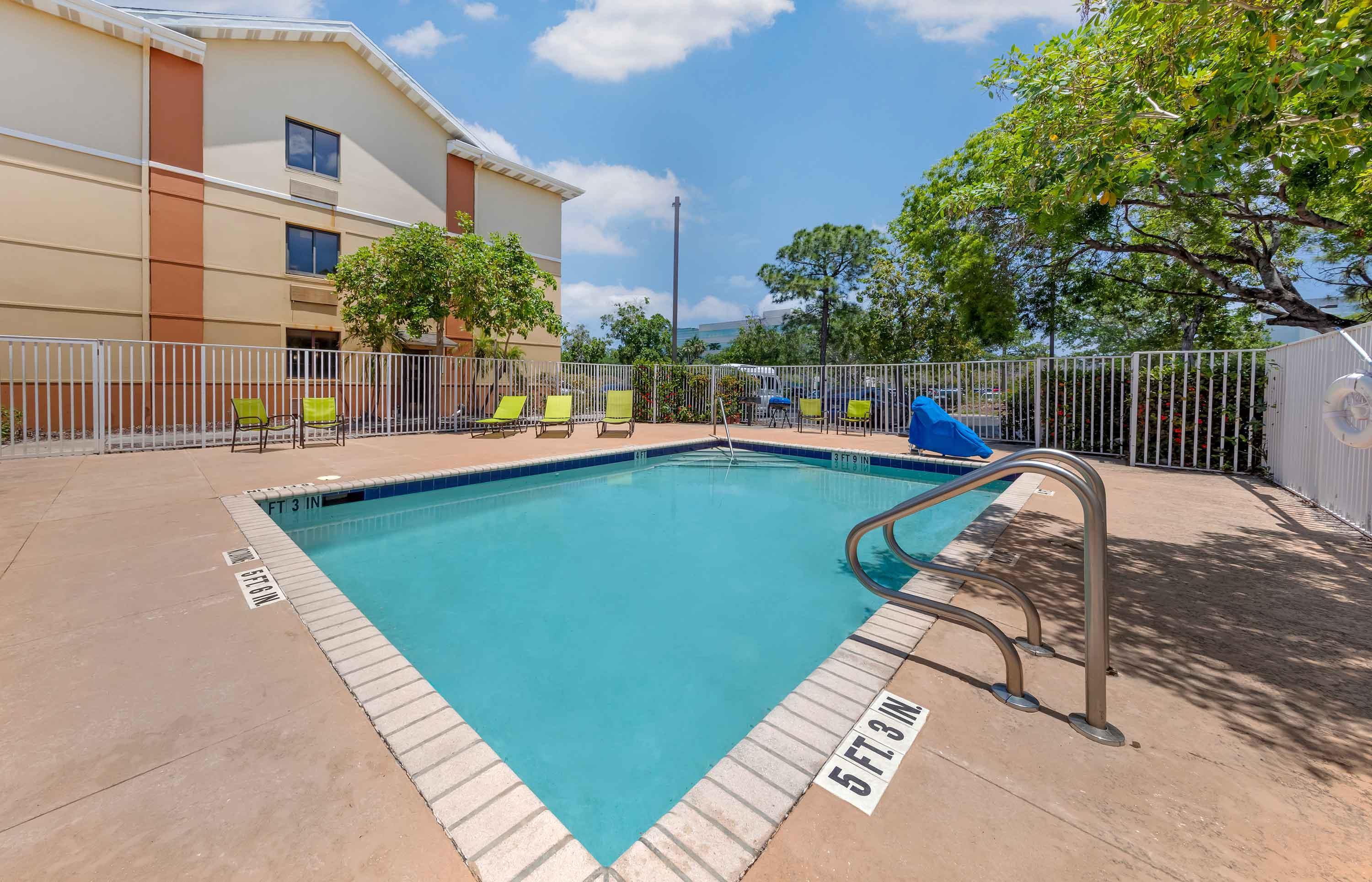 Swimming Pool | Extended Stay America Suites Ft Lauderdale Cyp Crk NW 6th Wy