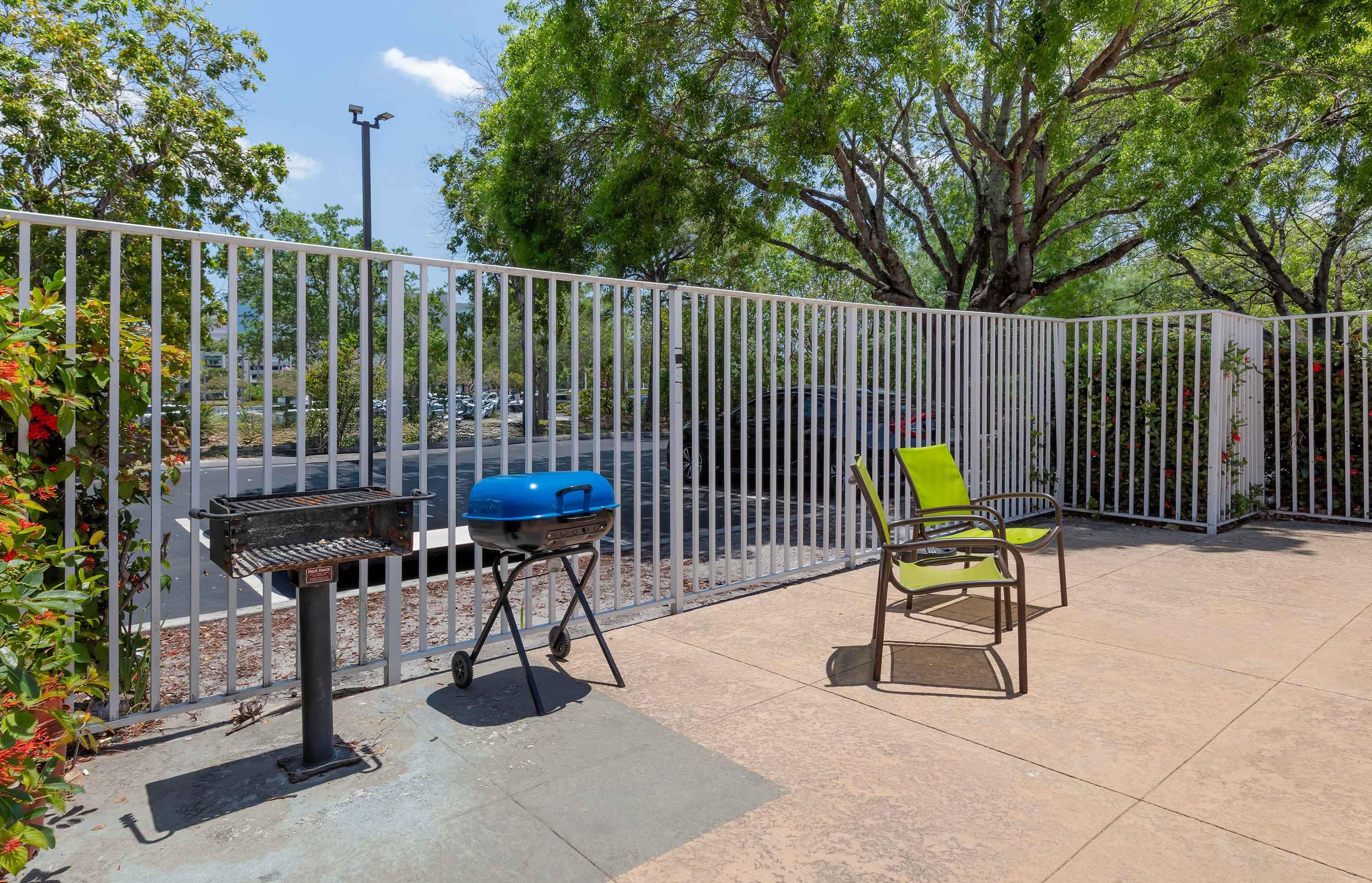 Swimming Pool | Extended Stay America Suites Ft Lauderdale Cyp Crk NW 6th Wy