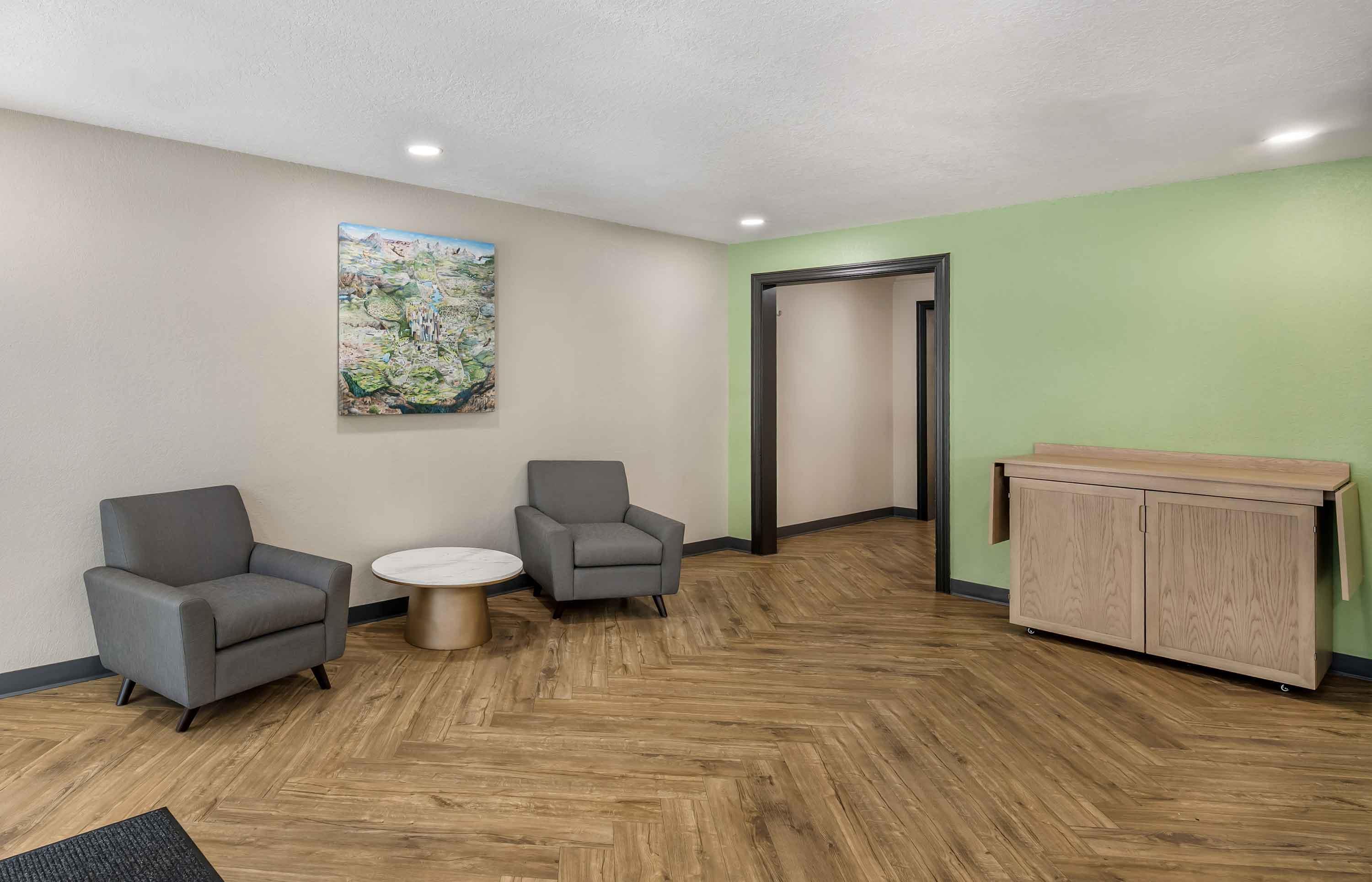 Lobby and Guest Check-in | Extended Stay America Suites Daytona Beach Speedway