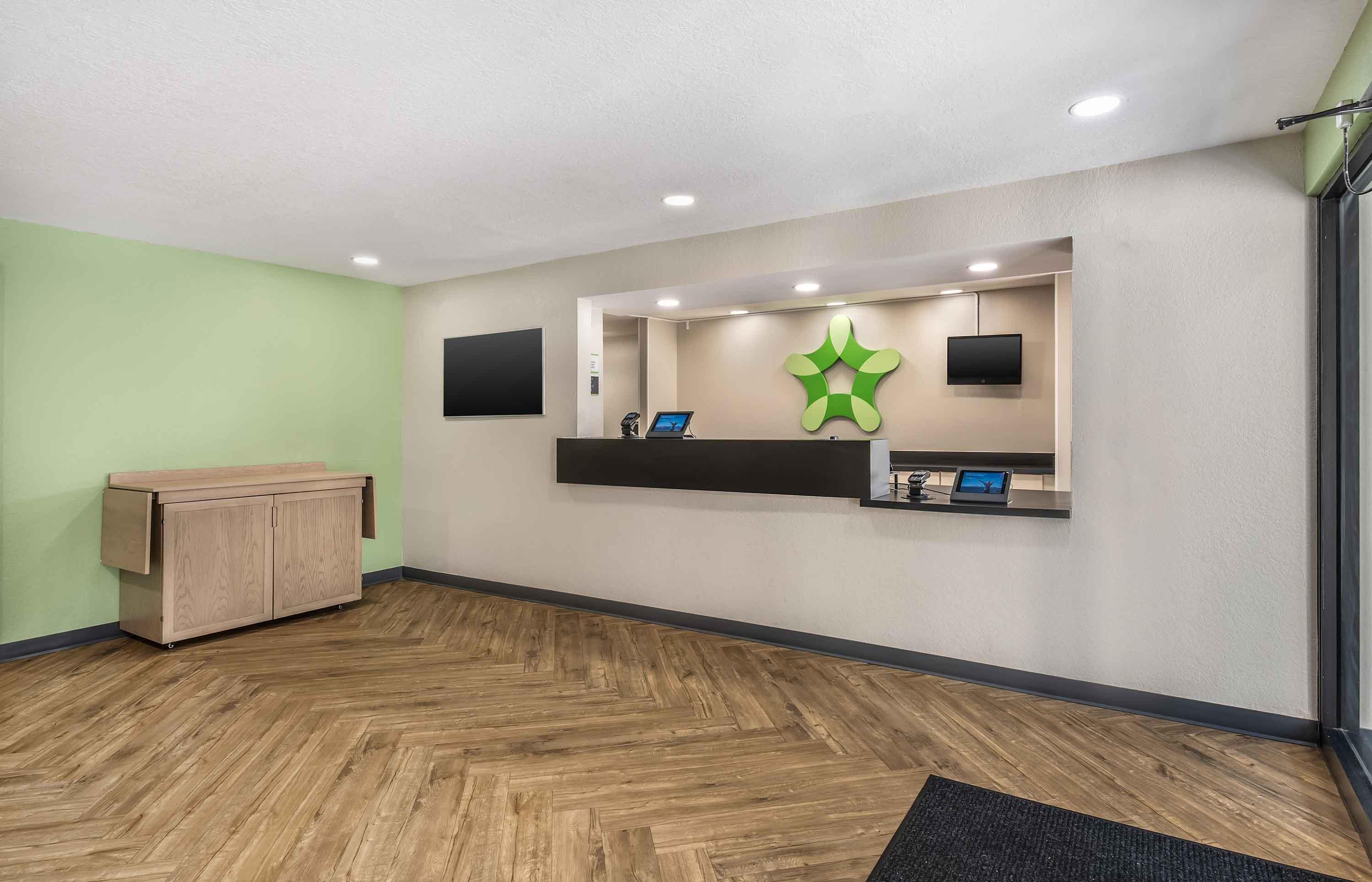 Lobby and Guest Check-in | Extended Stay America Suites Daytona Beach Speedway