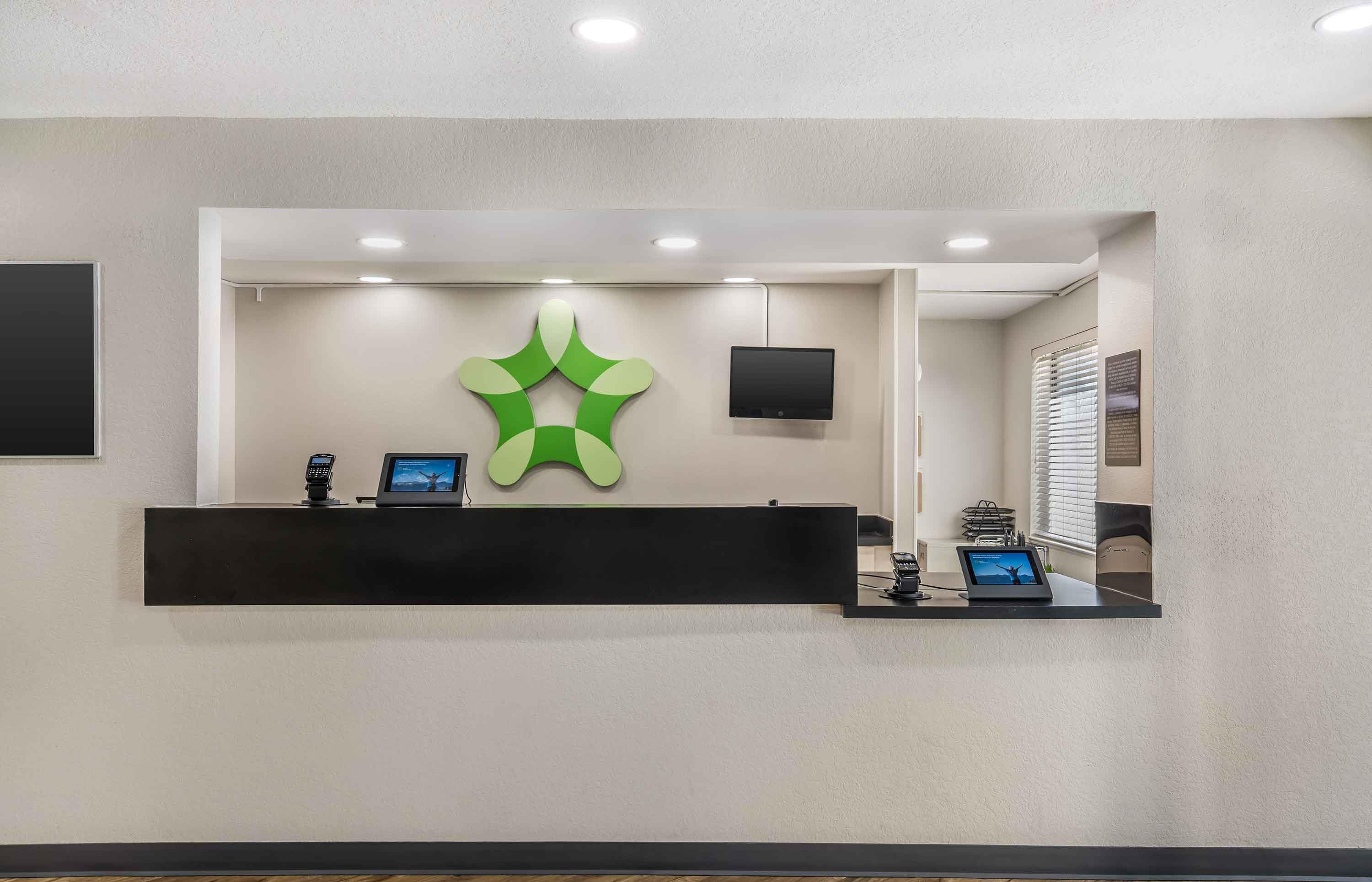 Lobby and Guest Check-in | Extended Stay America Suites Daytona Beach Speedway