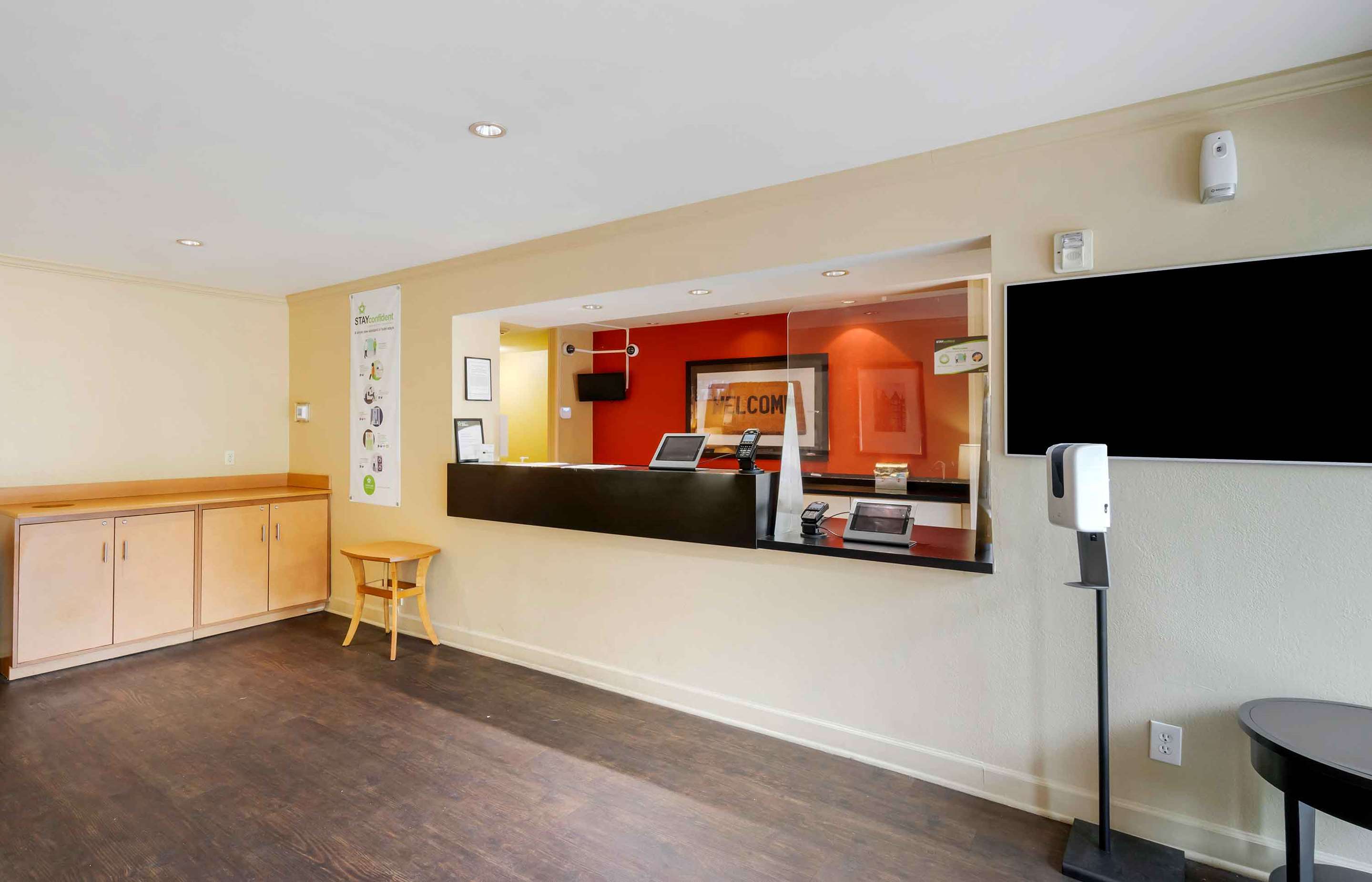 Lobby and Guest Check-in | Extended Stay America Suites Tampa Airport Memorial Hwy