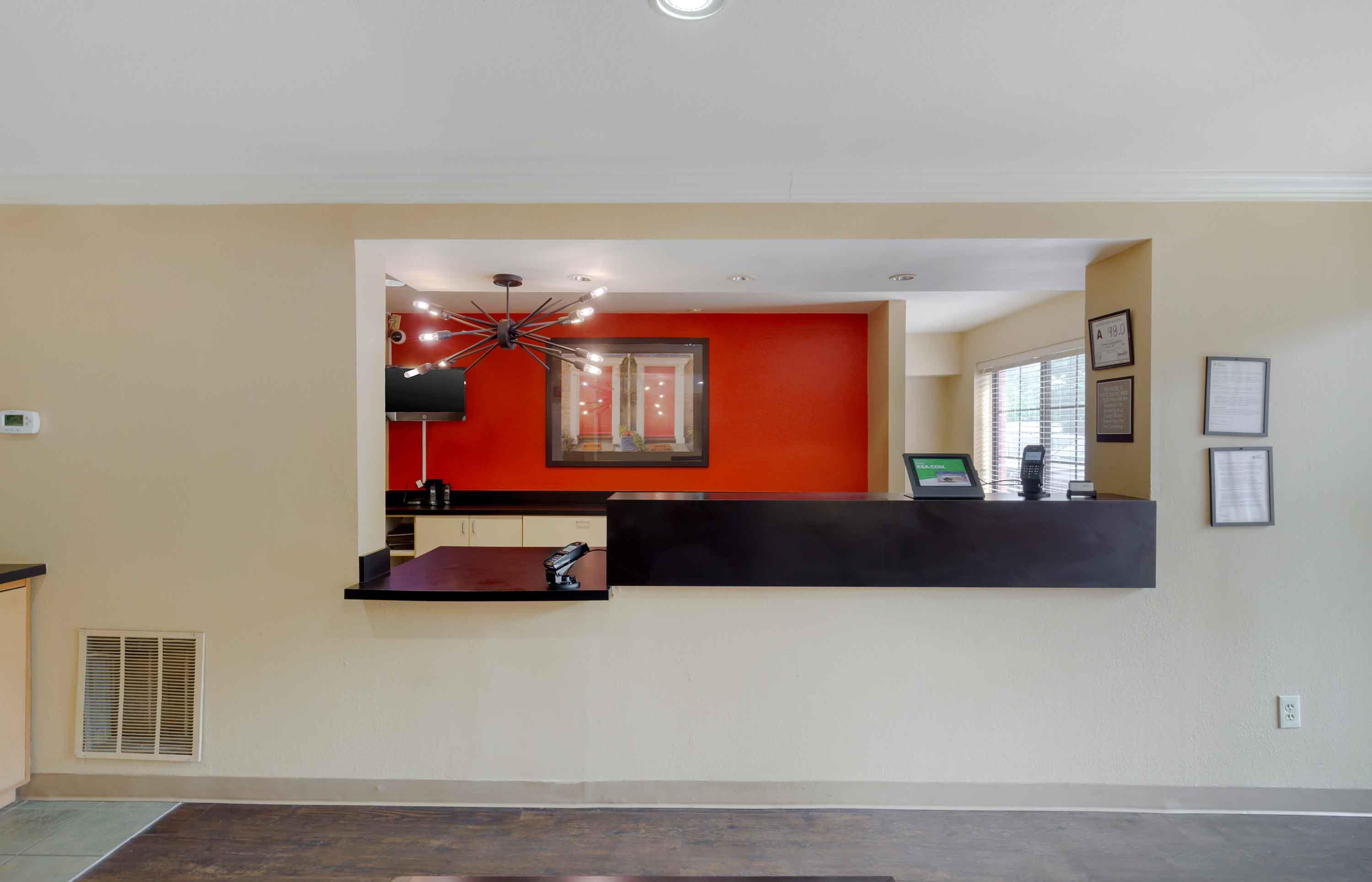 Lobby and Guest Check-in | Extended Stay America Select Suites Raleigh RTP 4610 Miami B