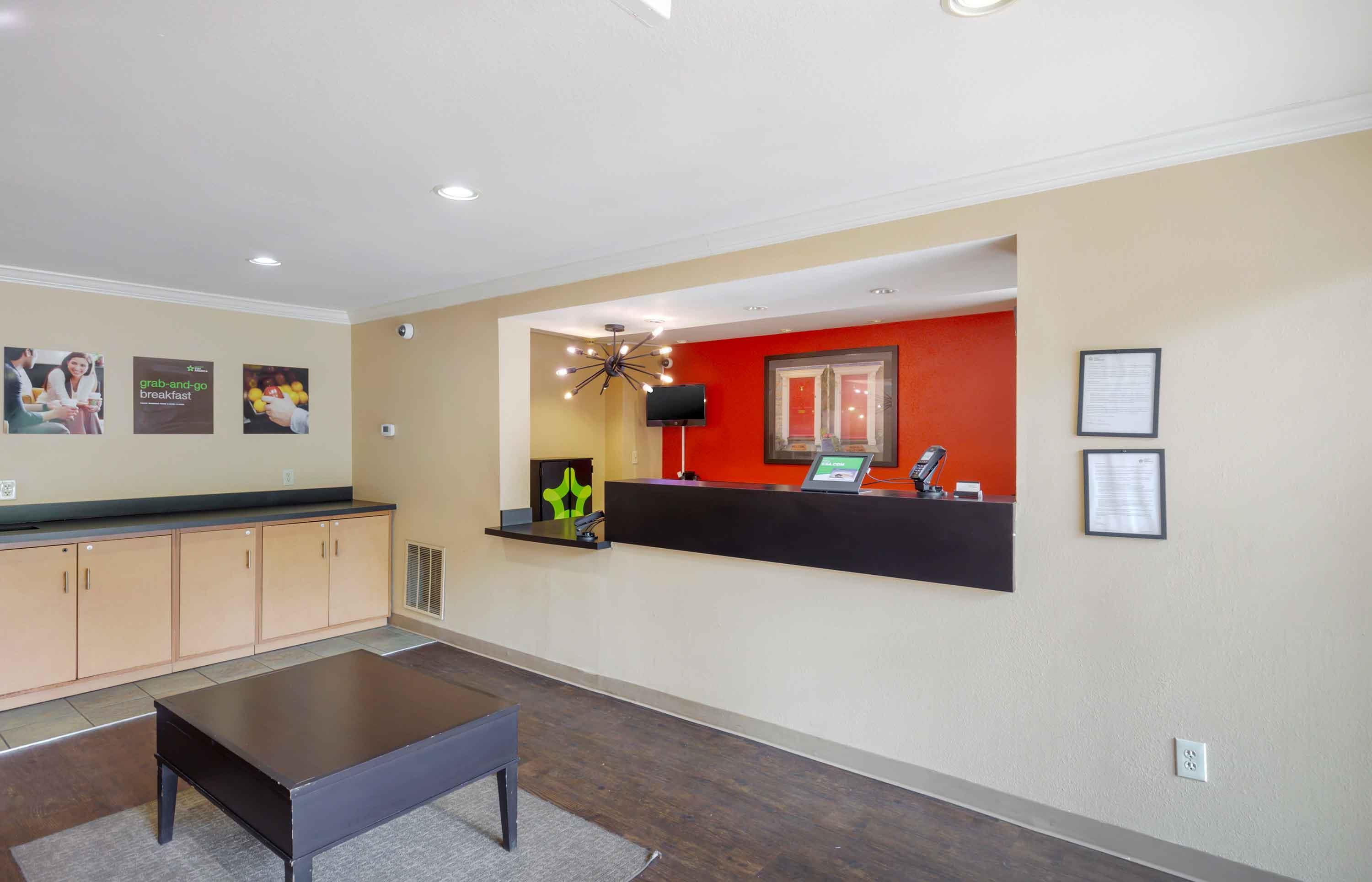 Lobby and Guest Check-in | Extended Stay America Select Suites Raleigh RTP 4610 Miami B