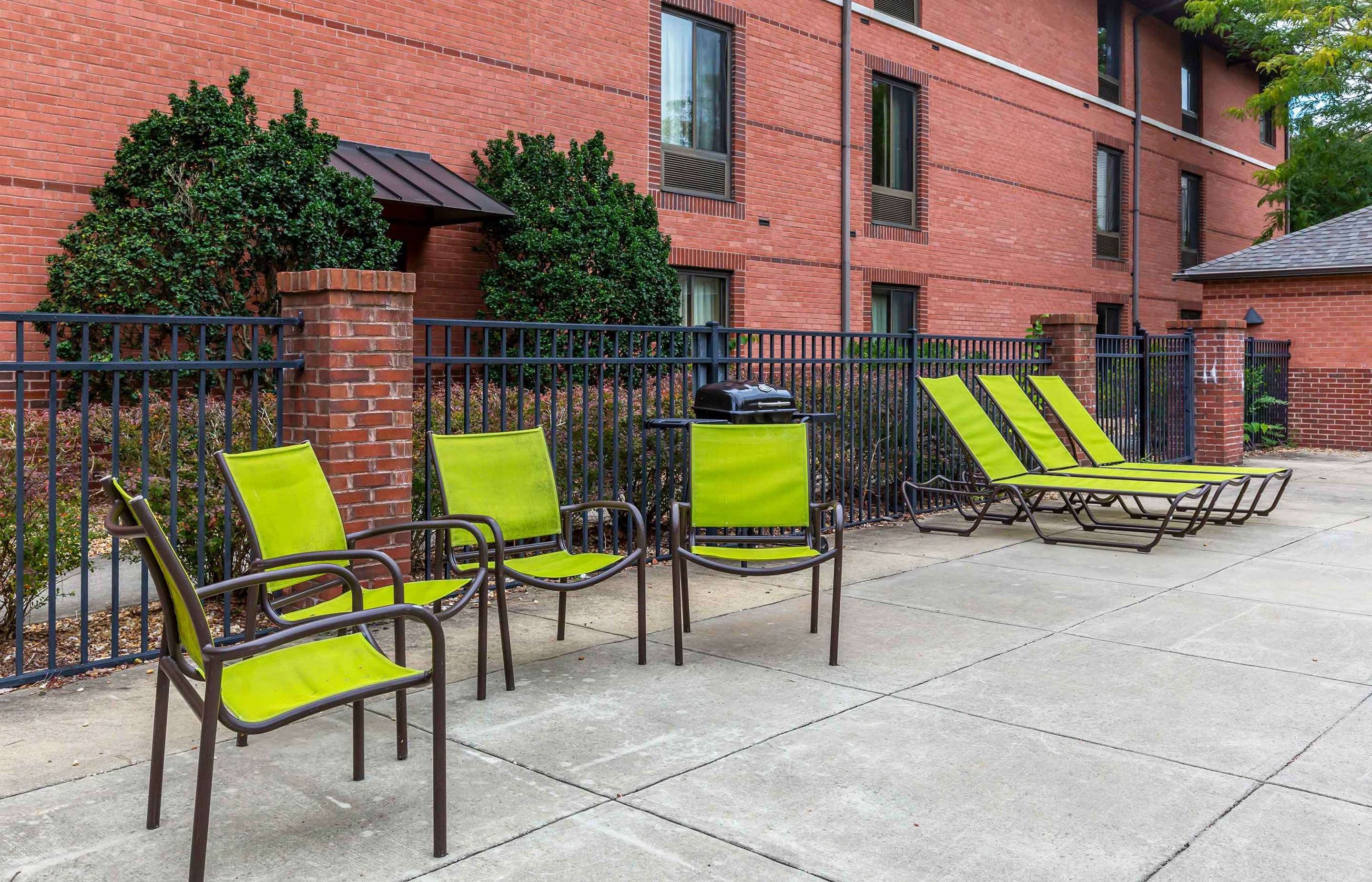 Picnic Area | Extended Stay America Suites - Raleigh - Cary - Regency Parkway South
