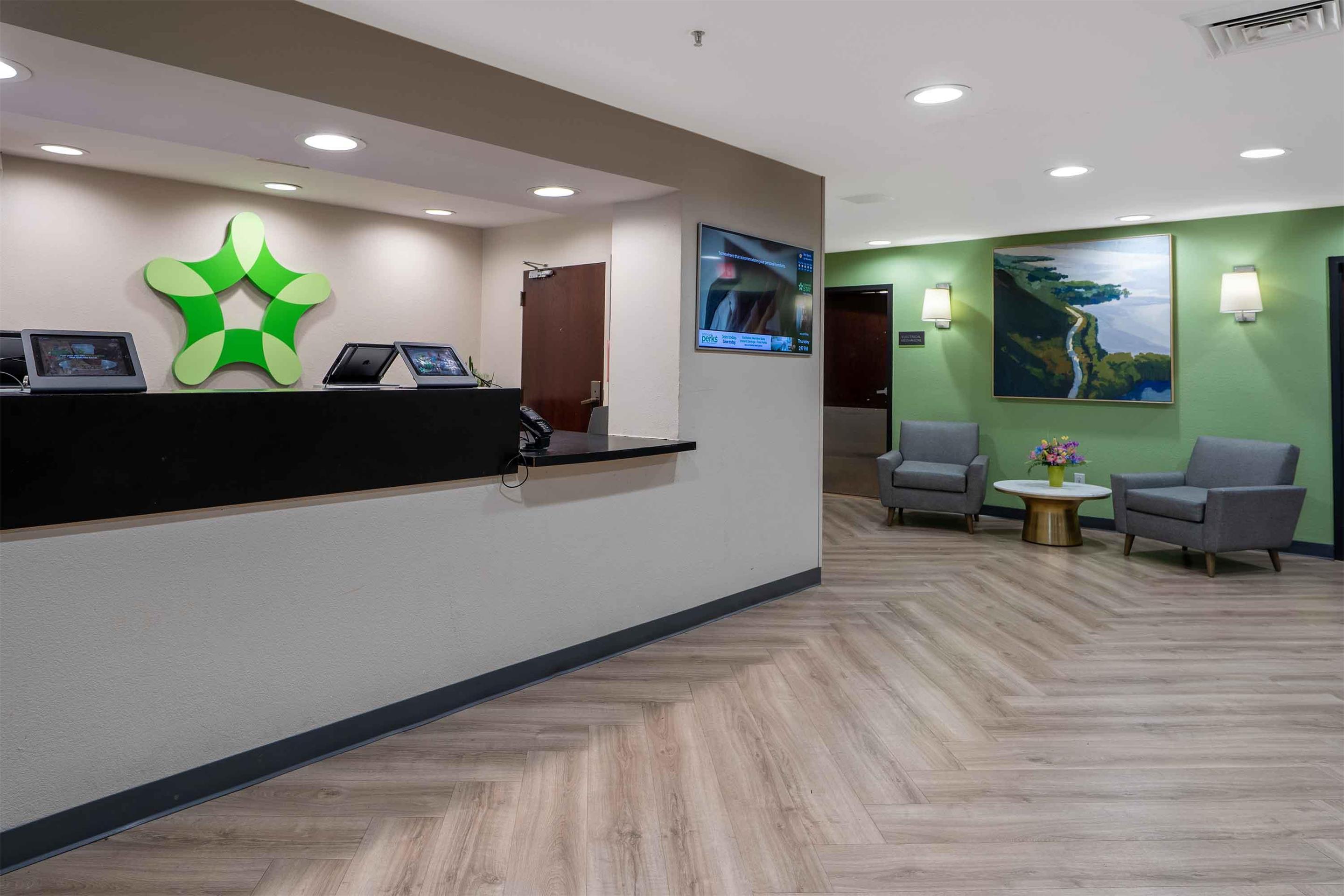 Lobby and Guest Check-in | Extended Stay America Suites DC Fairfax Fair Oaks Mall