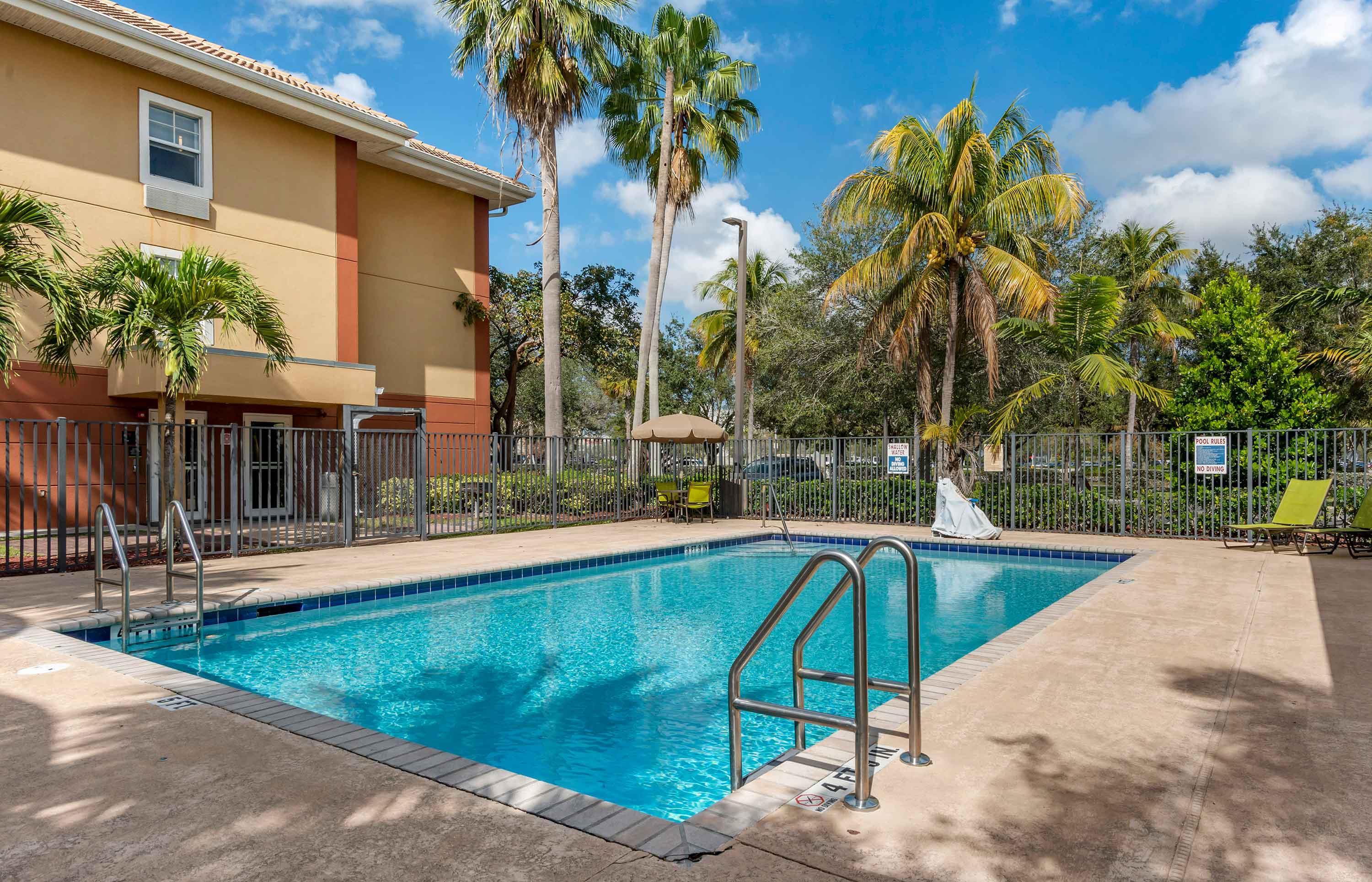 Swimming Pool | Extended Stay America Suites - Fort Lauderdale - Plantation