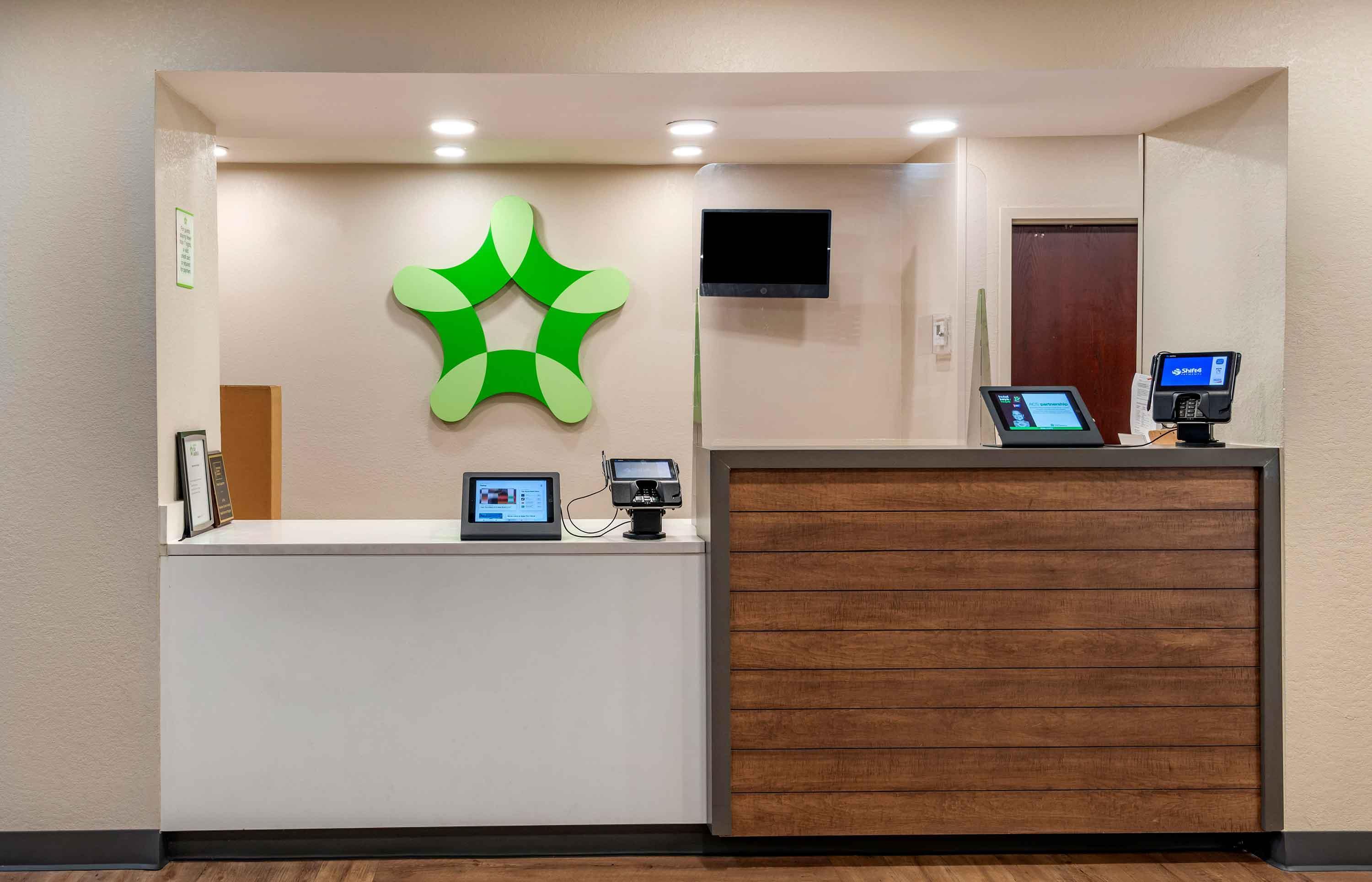 Lobby and Guest Check-in | Extended Stay America Suites - Fort Lauderdale - Plantation