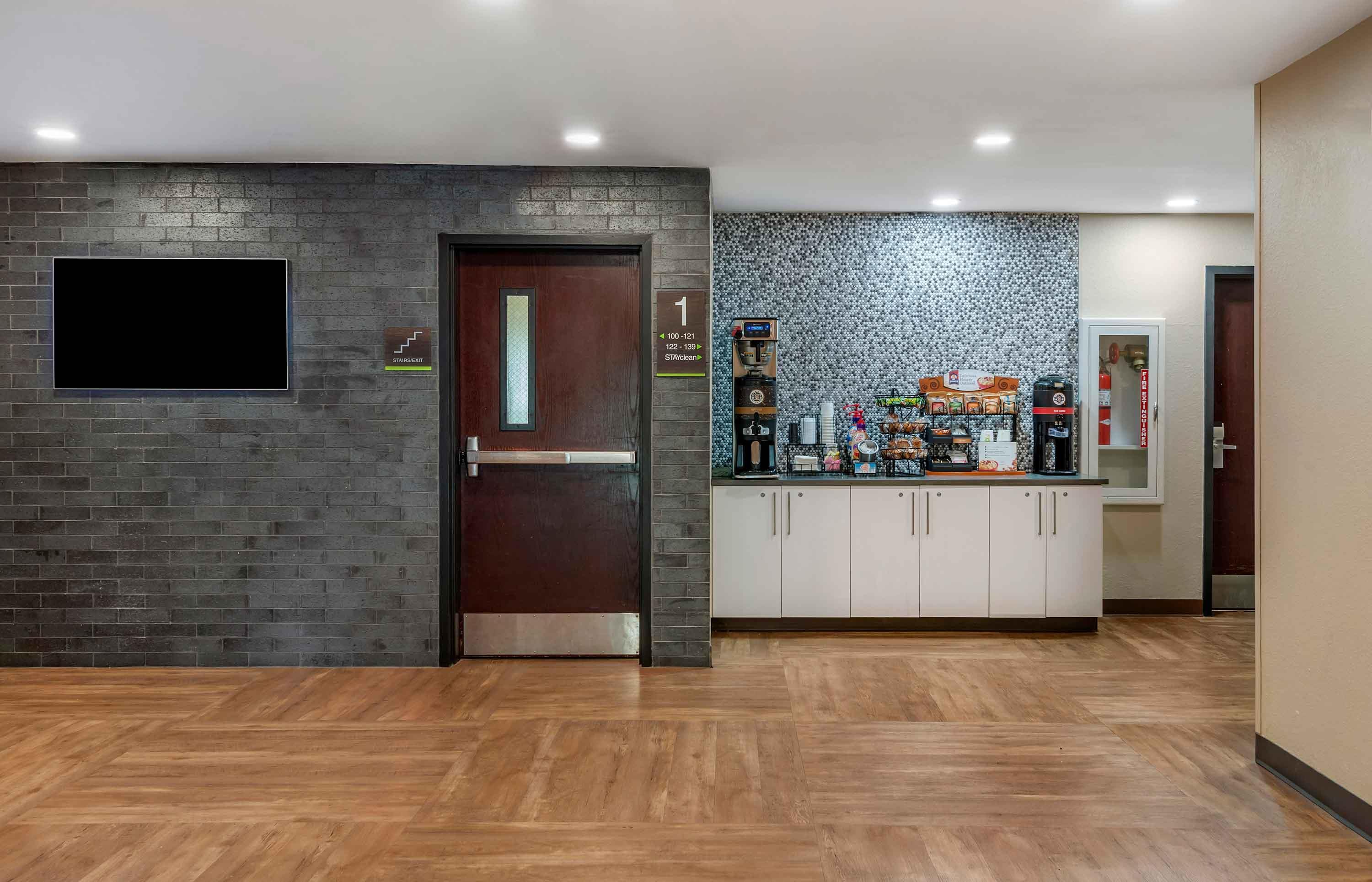 Lobby and Guest Check-in | Extended Stay America Suites - Fort Lauderdale - Plantation