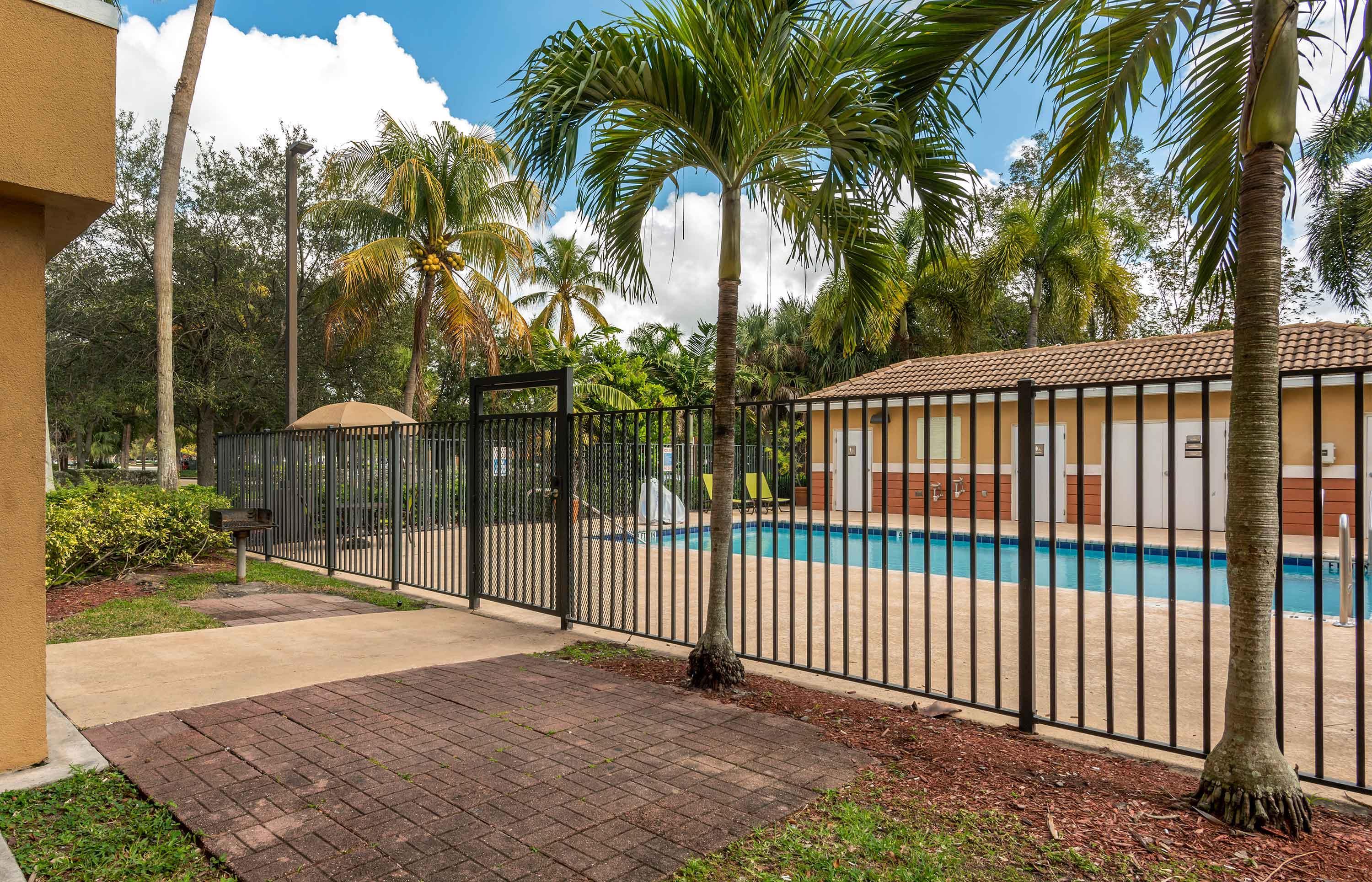 Picnic Area | Extended Stay America Suites - Fort Lauderdale - Plantation