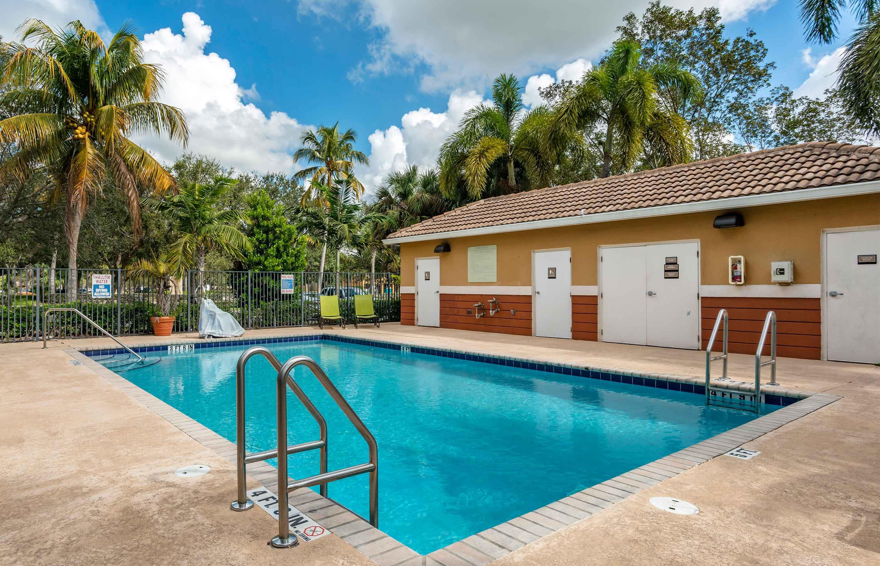 Swimming Pool | Extended Stay America Suites - Fort Lauderdale - Plantation