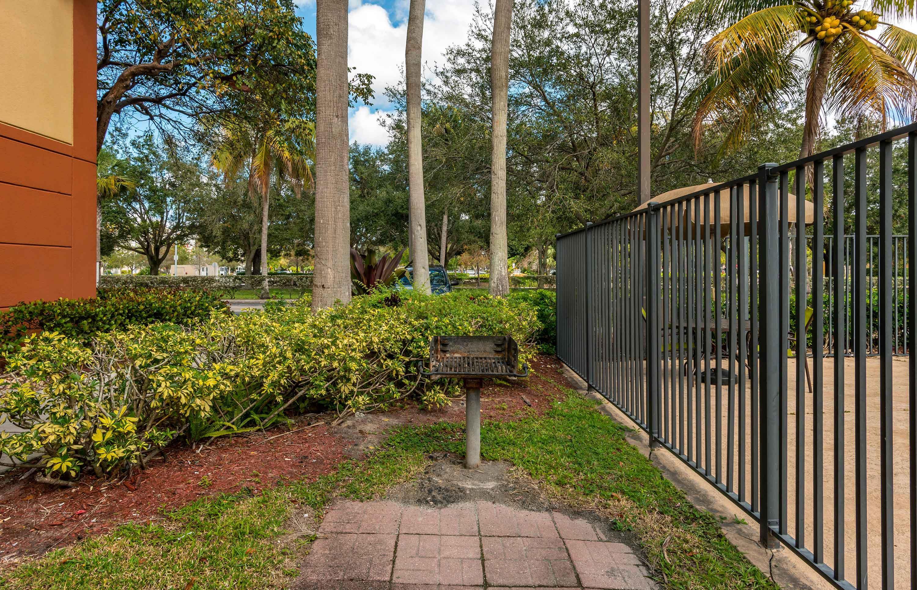 Picnic Area | Extended Stay America Suites - Fort Lauderdale - Plantation