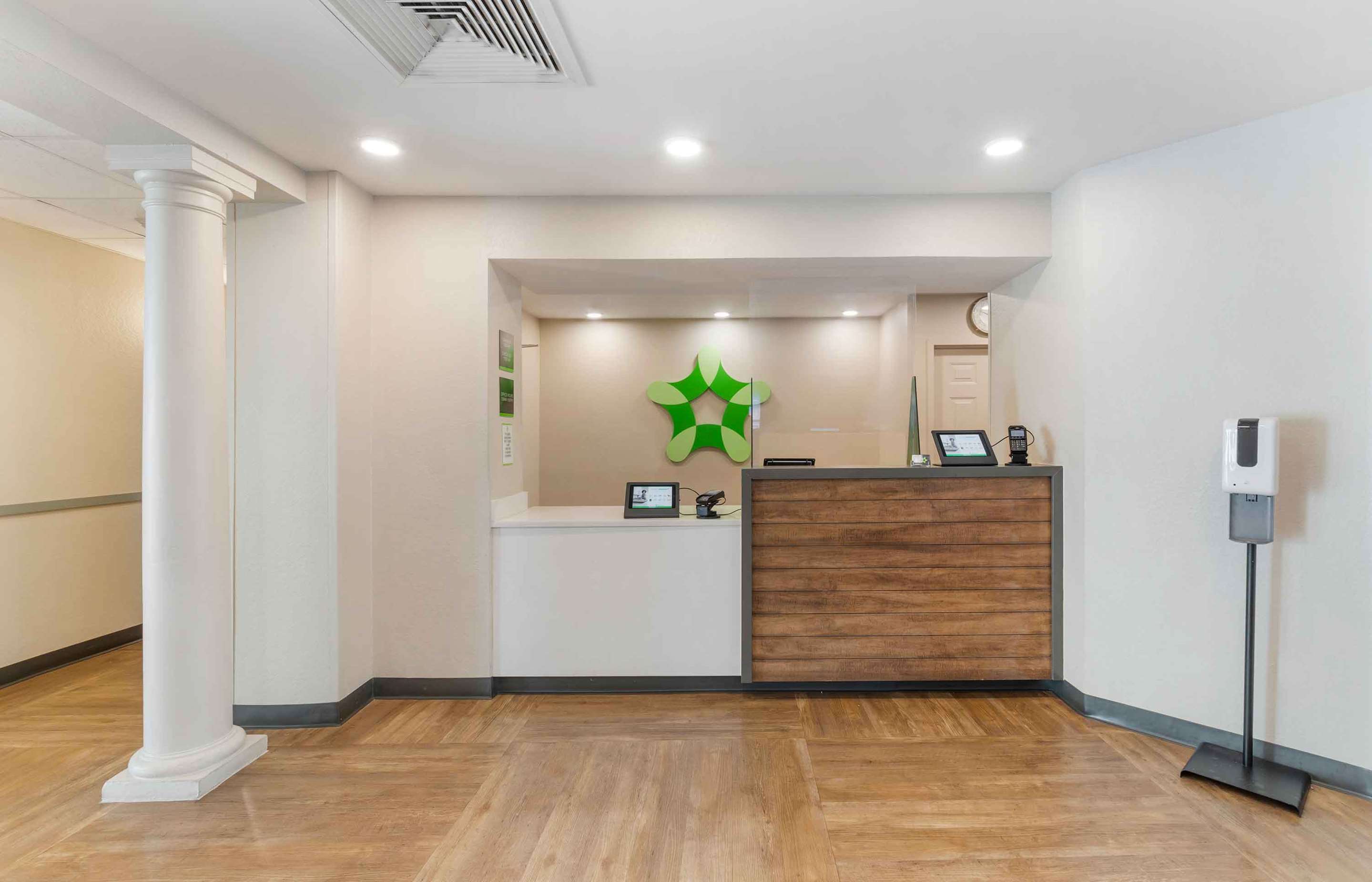 Lobby and Guest Check-in | Extended Stay America Premier Suites - Miami - Airport - Doral - 25th Street