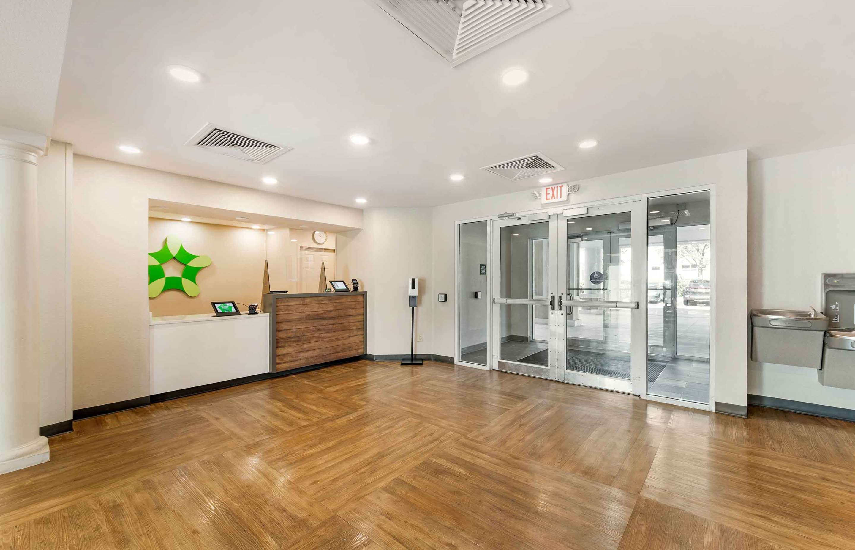 Lobby and Guest Check-in | Extended Stay America Premier Suites - Miami - Airport - Doral - 25th Street