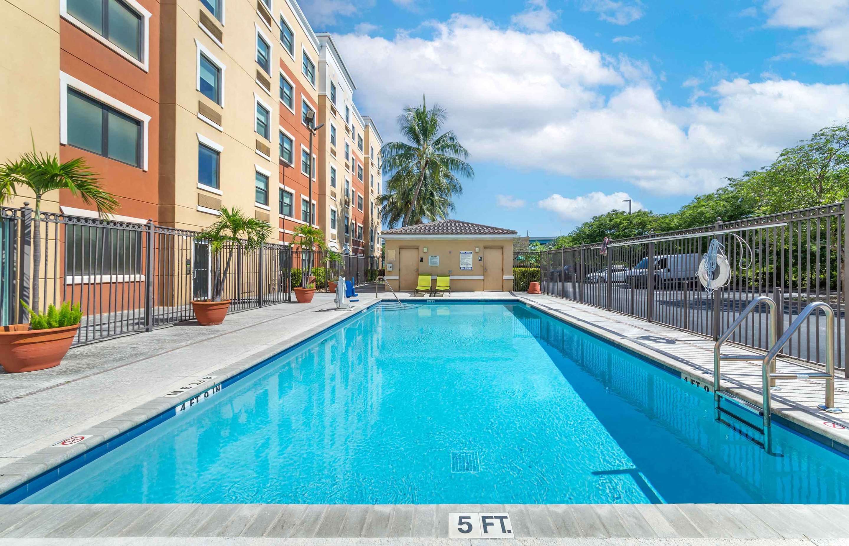 Swimming Pool | Extended Stay America Premier Suites - Miami - Airport - Doral - 25th Street