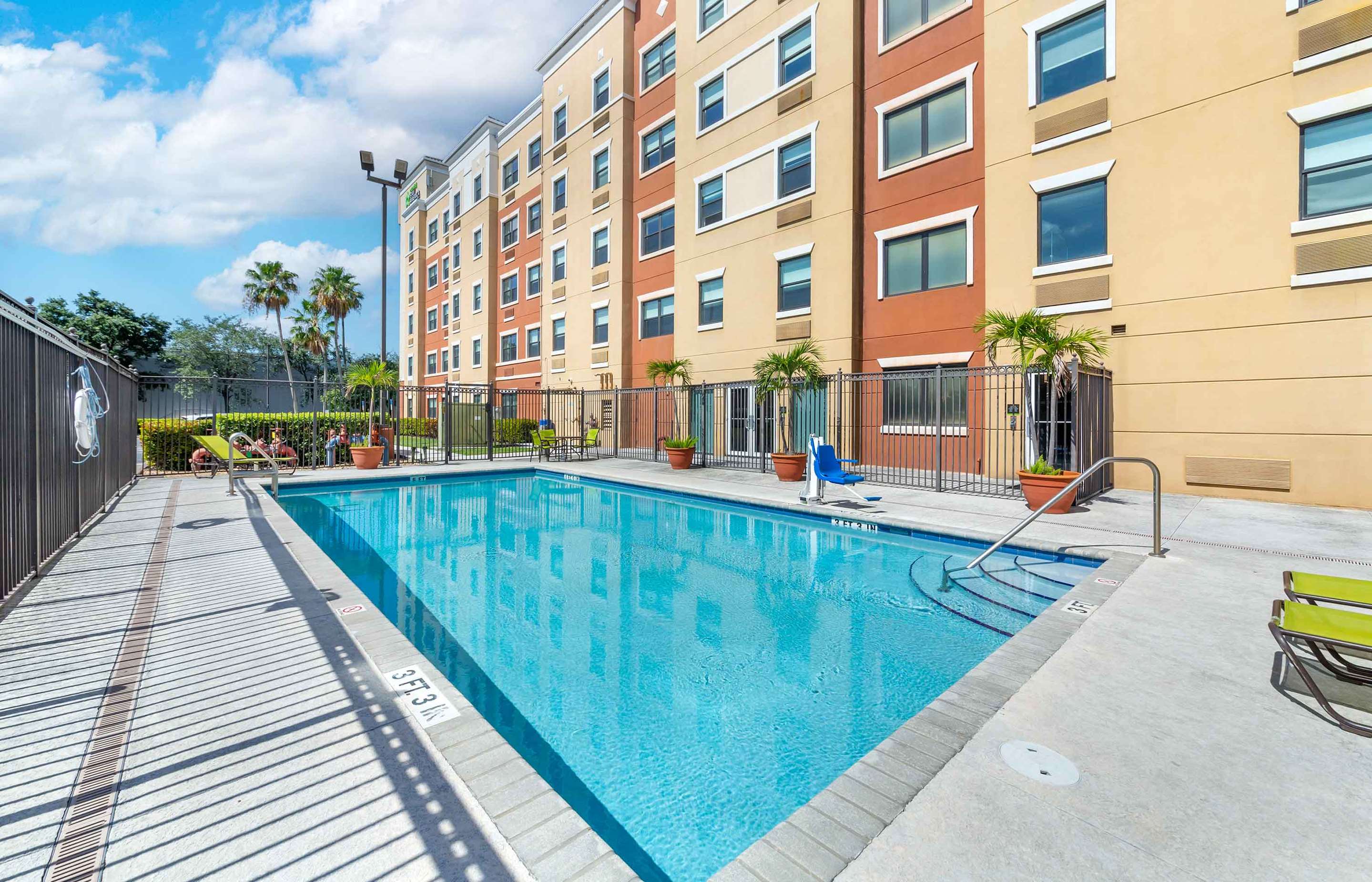 Swimming Pool | Extended Stay America Premier Suites - Miami - Airport - Doral - 25th Street