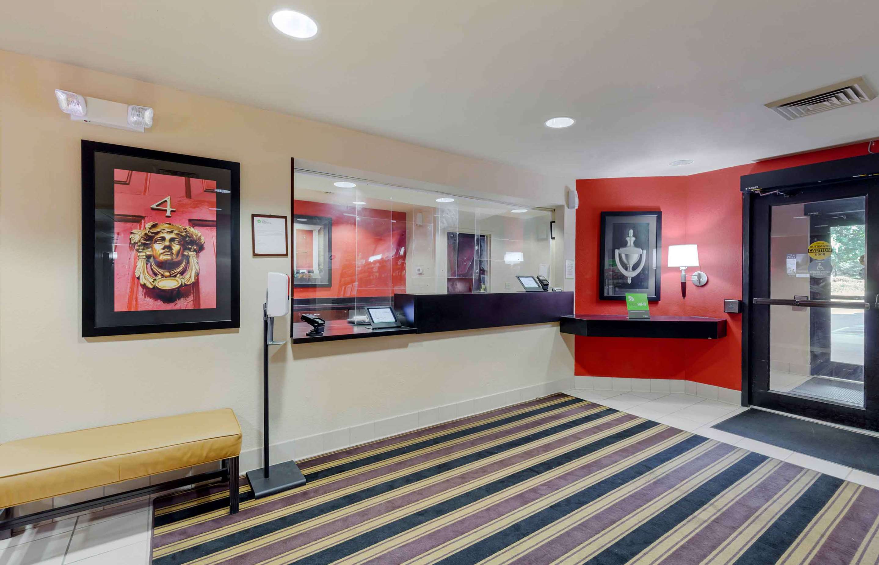 Lobby and Guest Check-in | Extended Stay America Select Suites DC Germantown Milestone