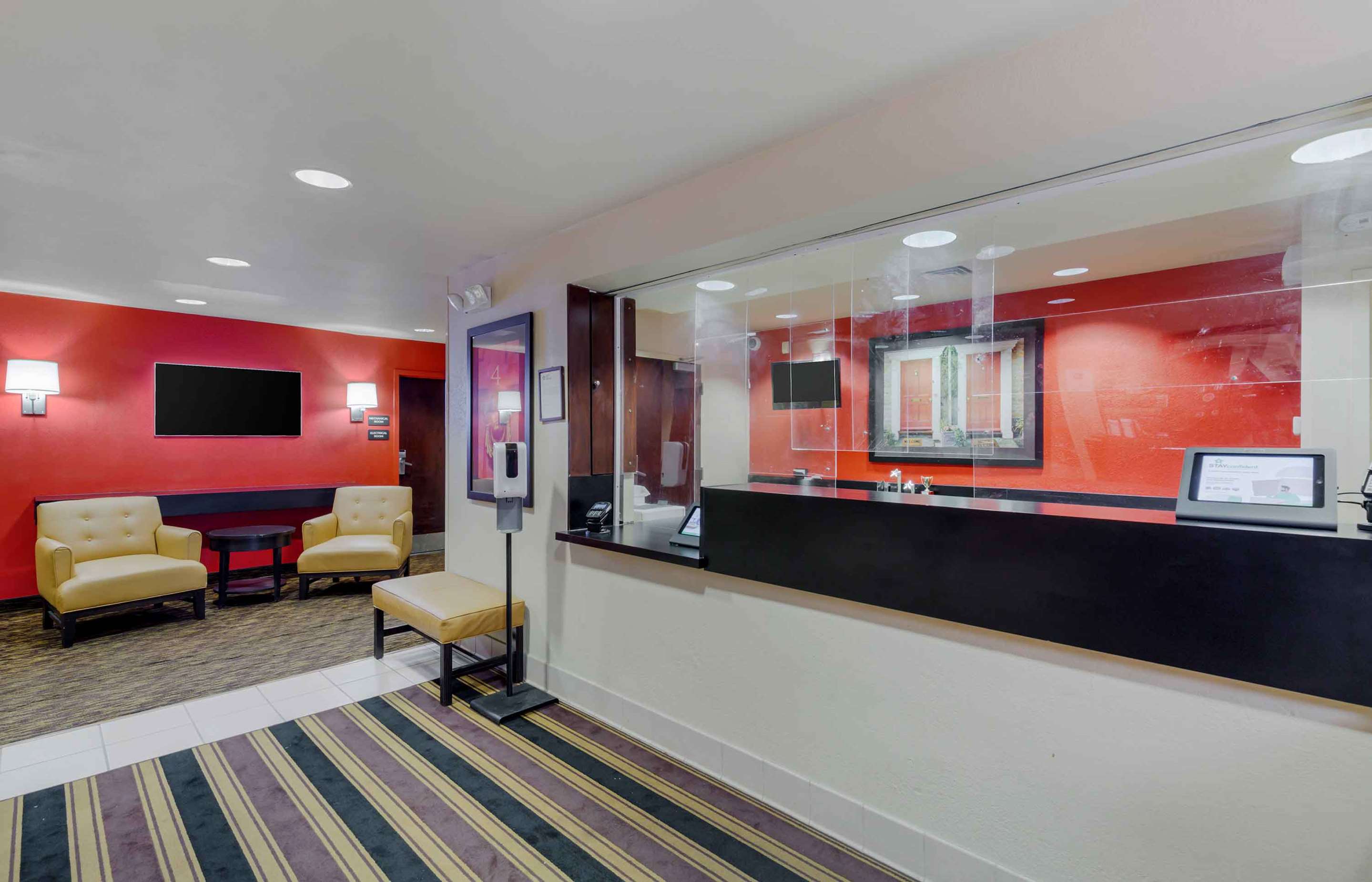 Lobby and Guest Check-in | Extended Stay America Select Suites DC Germantown Milestone