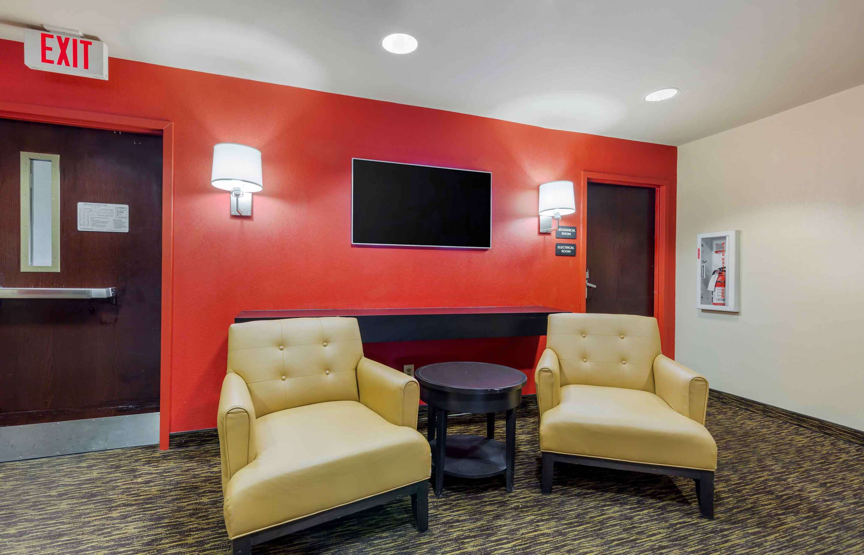 Lobby and Guest Check-in | Extended Stay America Select Suites DC Germantown Milestone