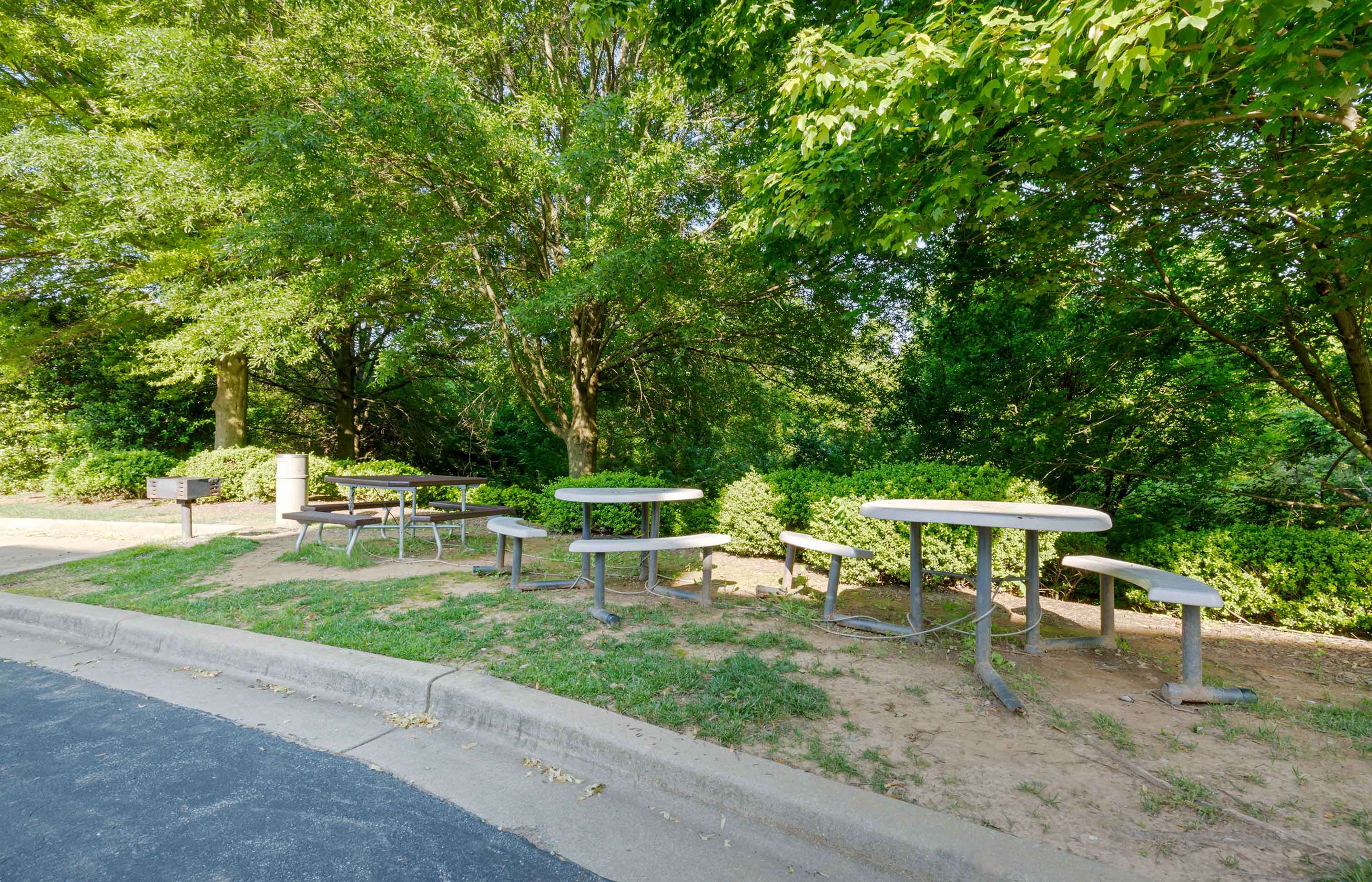 Picnic Area | Extended Stay America Select Suites DC Germantown Milestone