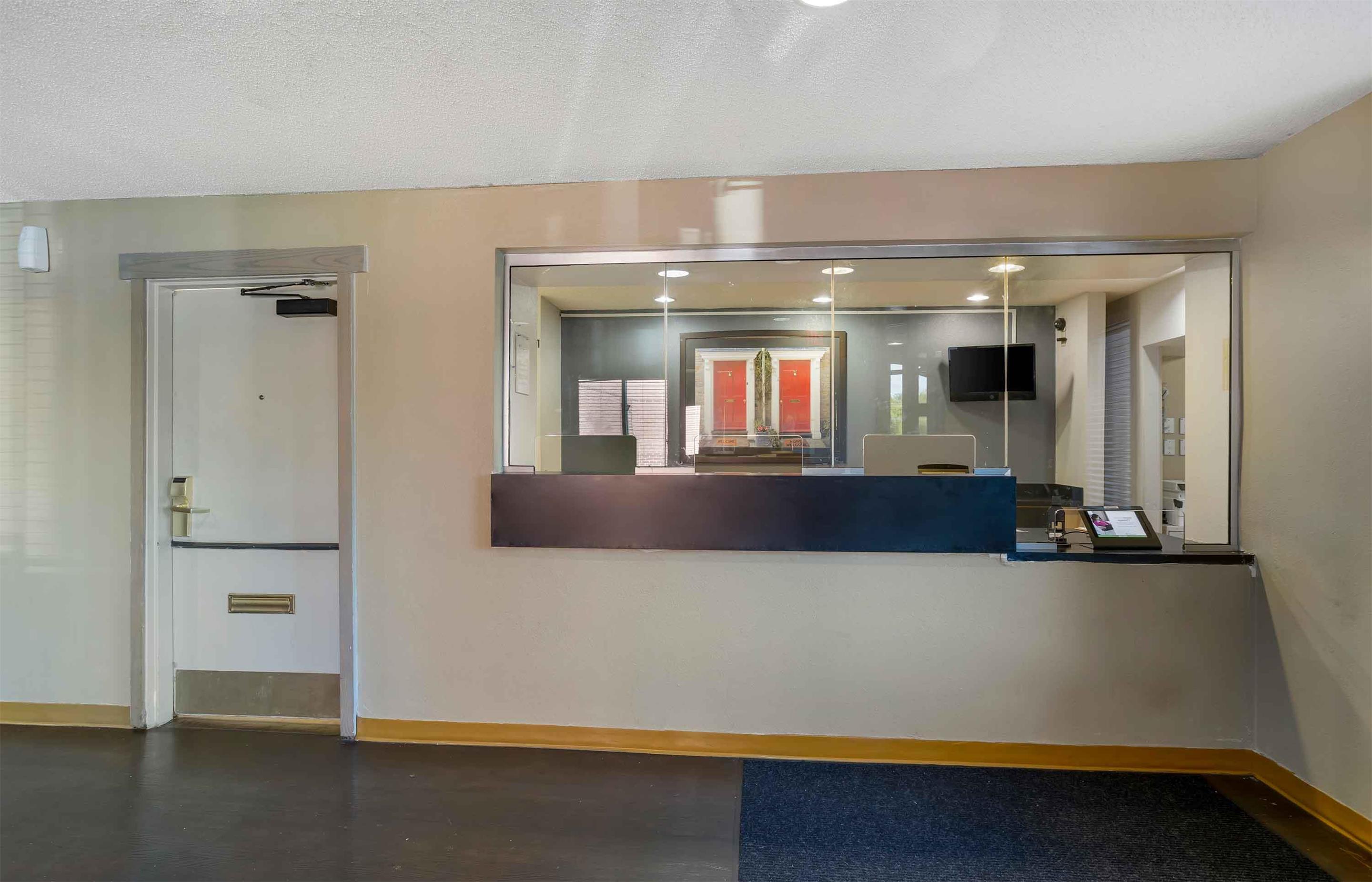 Lobby and Guest Check-in | Extended Stay America Suites - Philadelphia - Airport - Bartram Ave