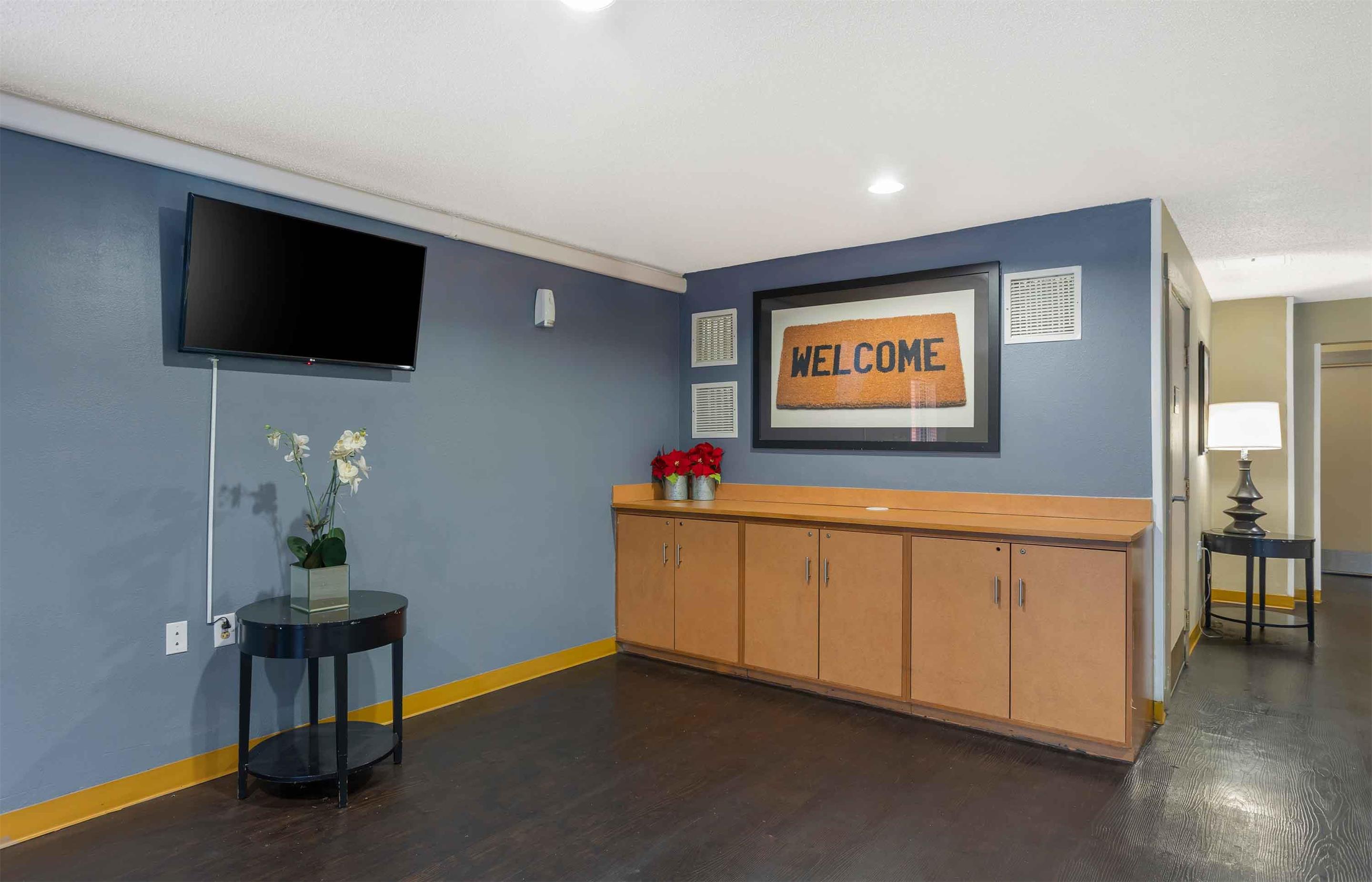 Lobby and Guest Check-in | Extended Stay America Suites - Philadelphia - Airport - Bartram Ave
