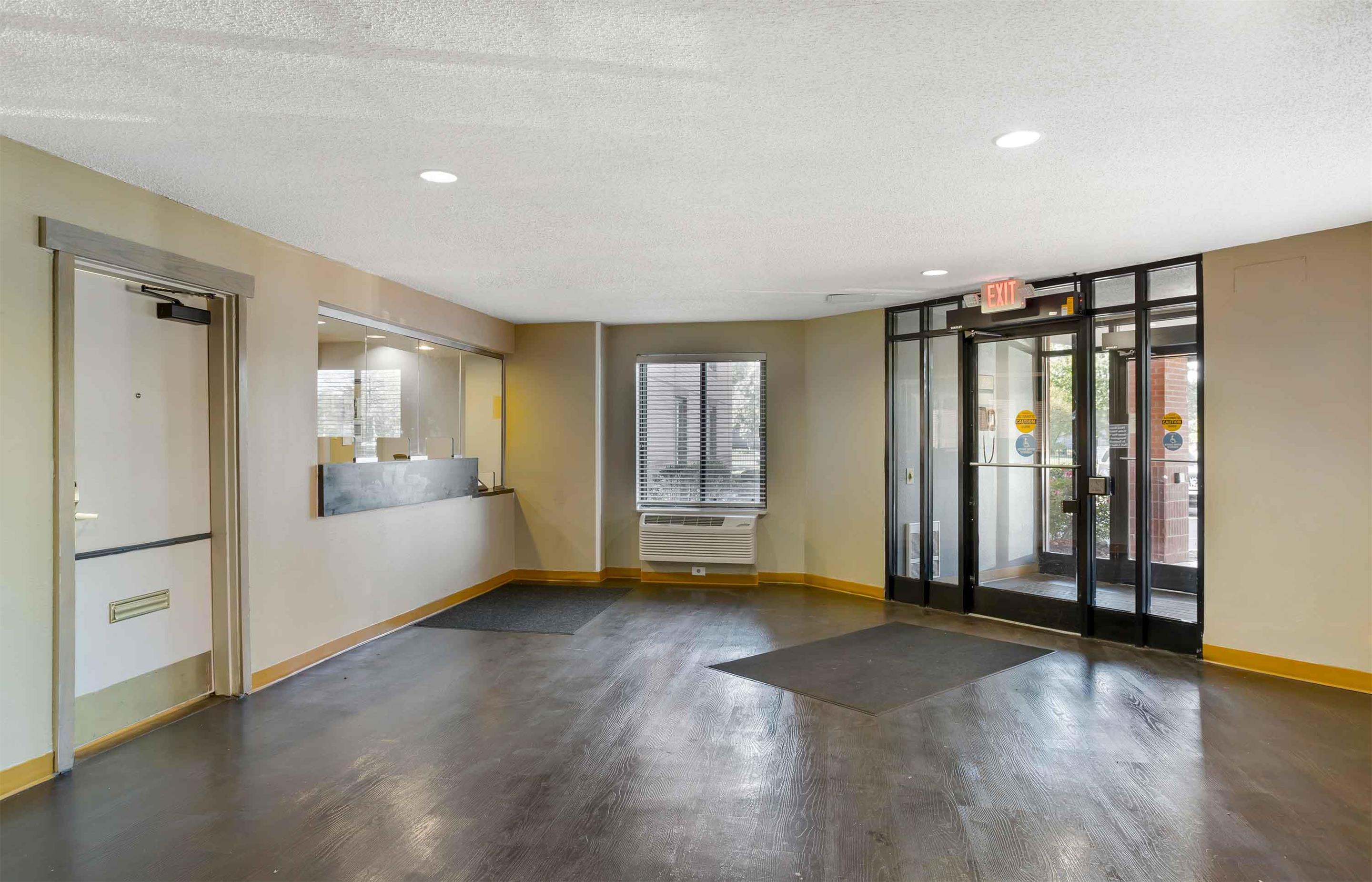 Lobby and Guest Check-in | Extended Stay America Suites - Philadelphia - Airport - Bartram Ave
