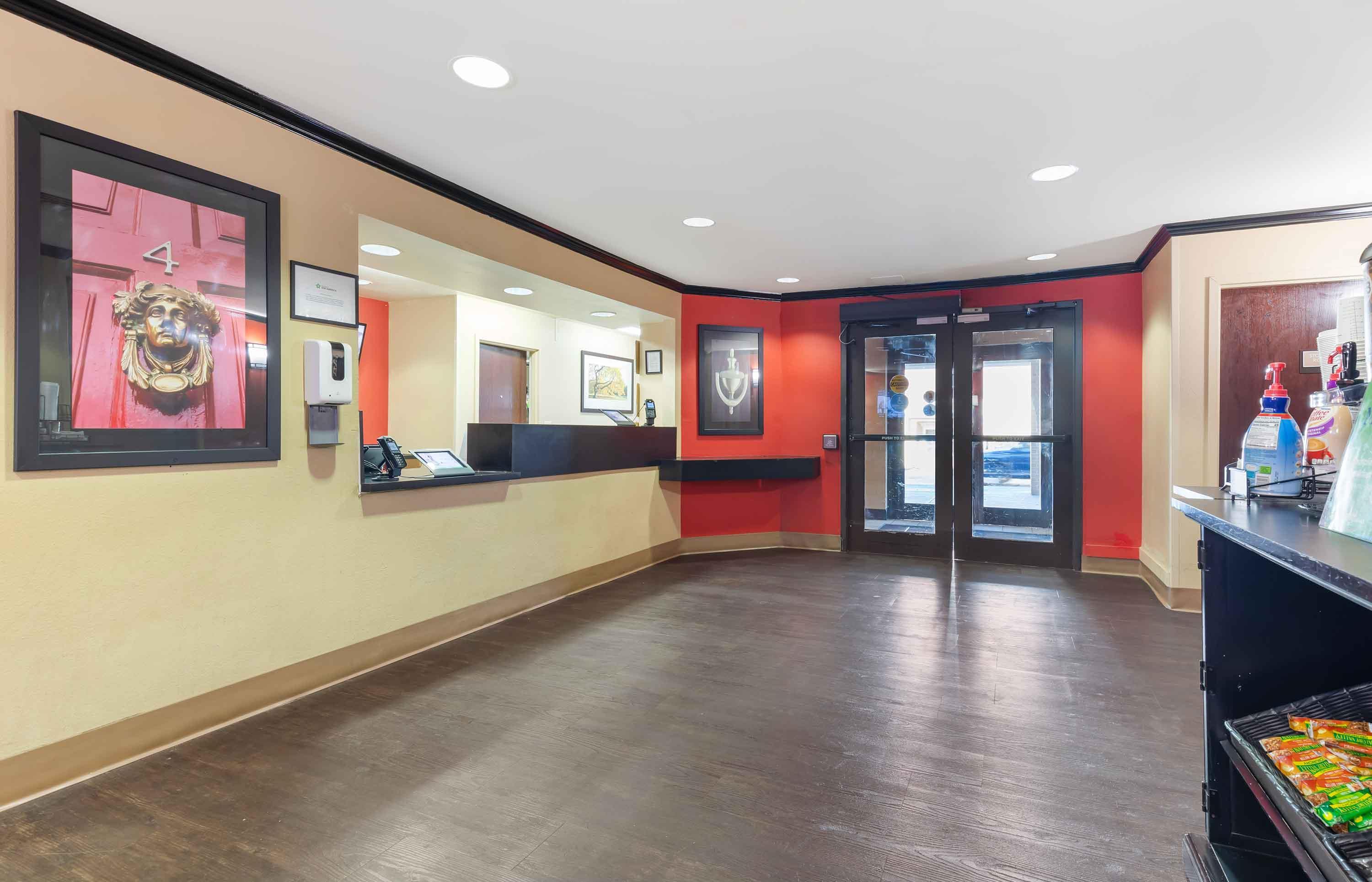 Lobby and Guest Check-in | Extended Stay America Suites - Washington, DC - Gaithersburg - North
