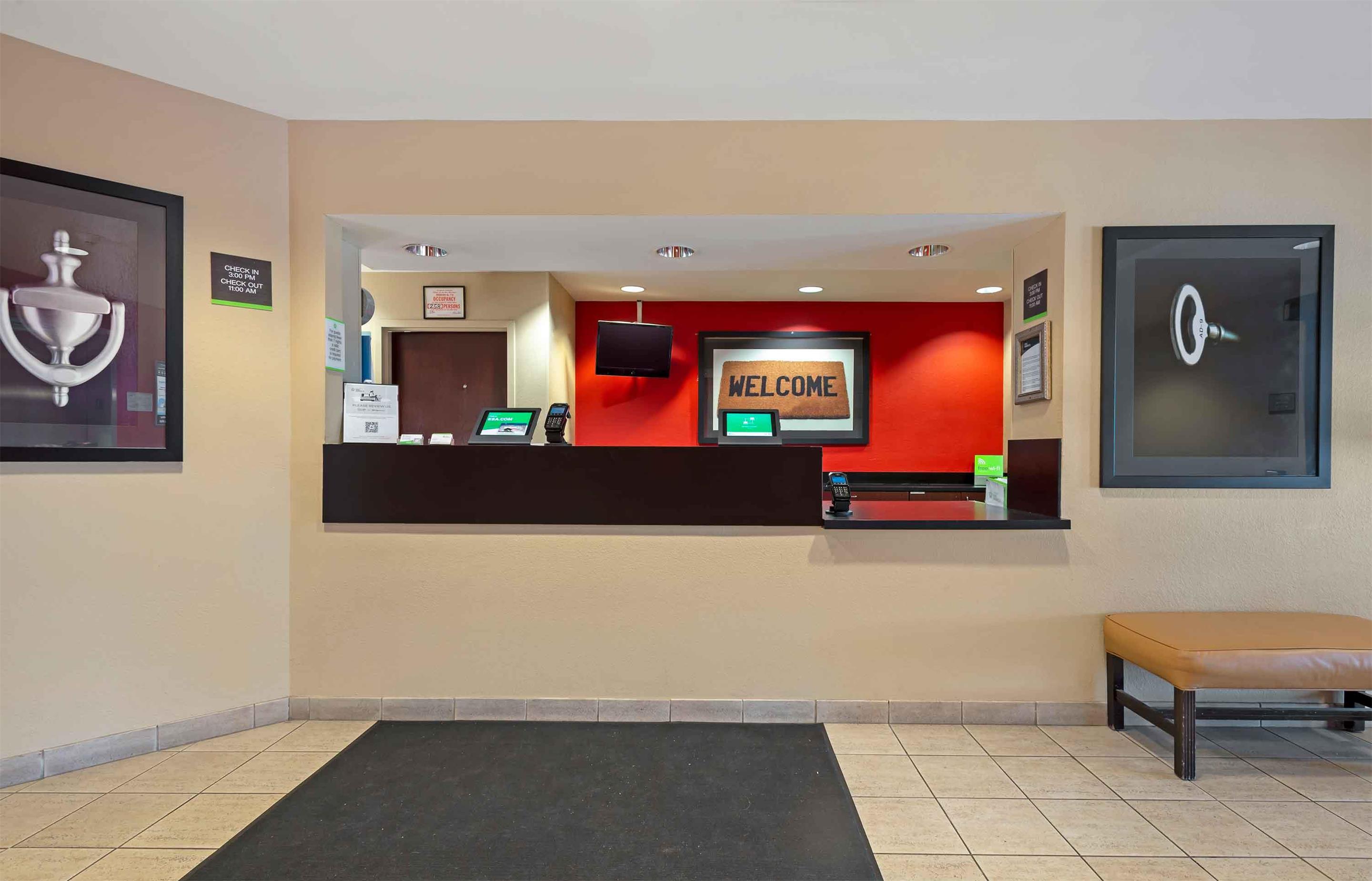 Lobby and Guest Check-in | Extended Stay America Suites - Philadelphia - Plymouth Meeting