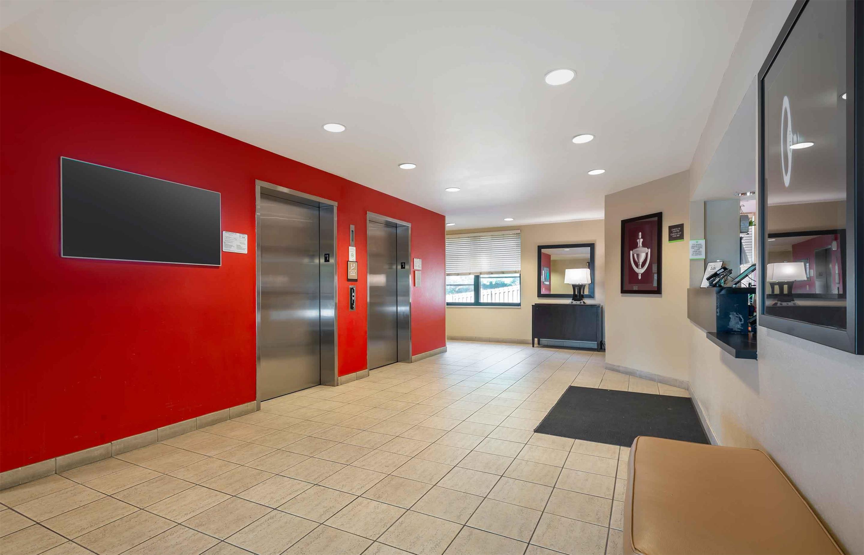 Lobby and Guest Check-in | Extended Stay America Suites - Philadelphia - Plymouth Meeting