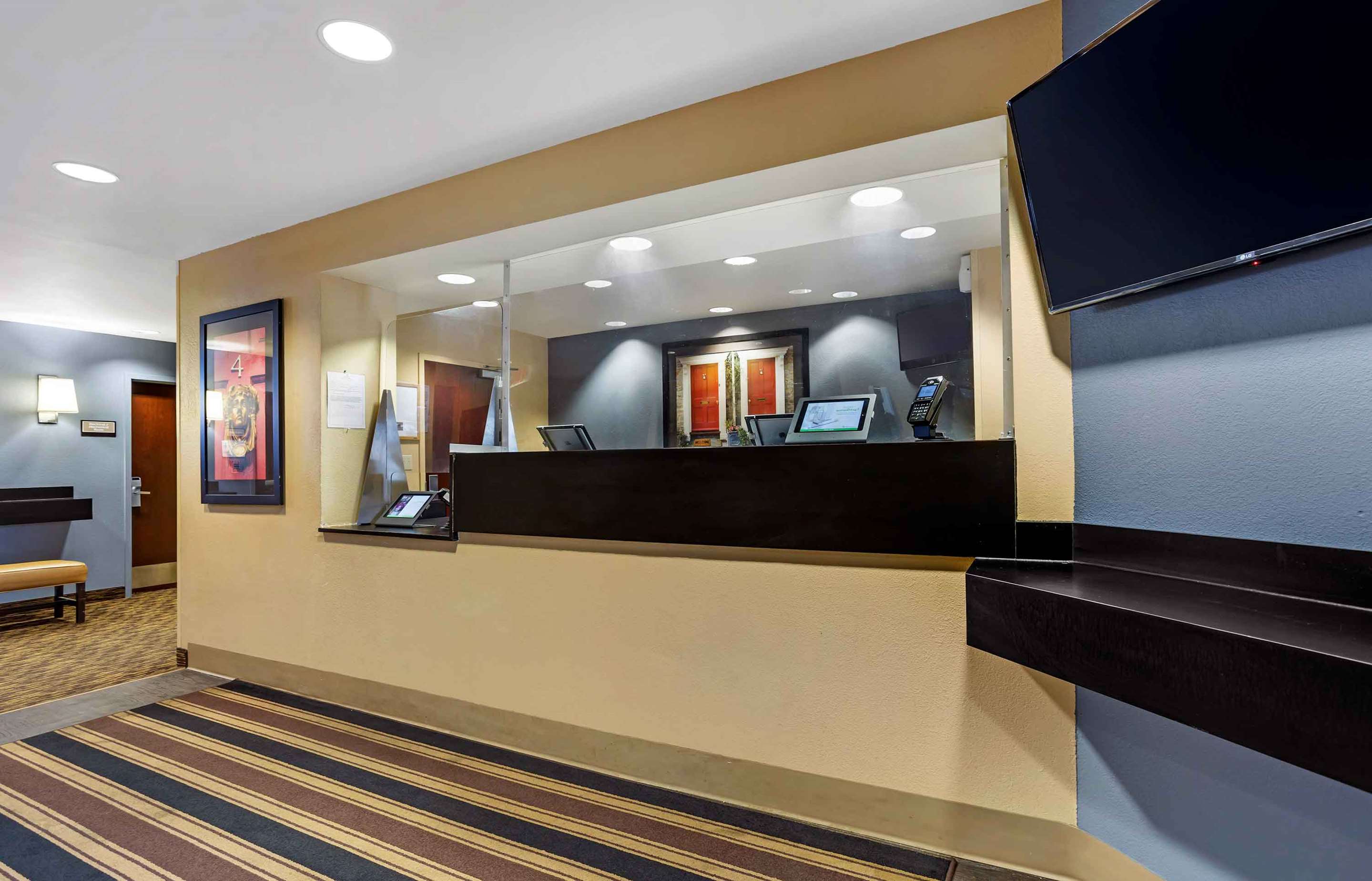 Lobby and Guest Check-in | Extended Stay America Suites Fishkill Westage Center