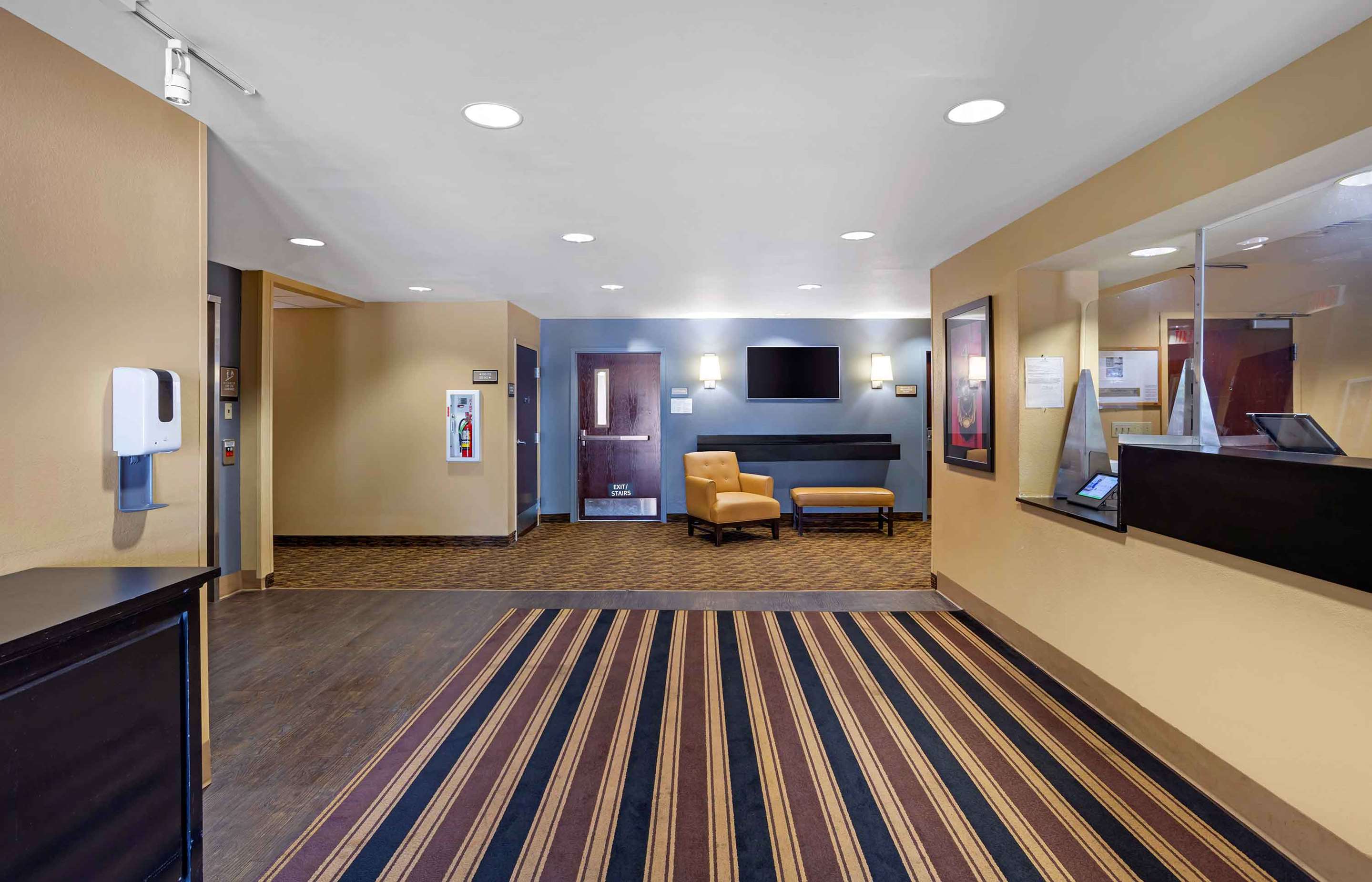 Lobby and Guest Check-in | Extended Stay America Suites Fishkill Westage Center