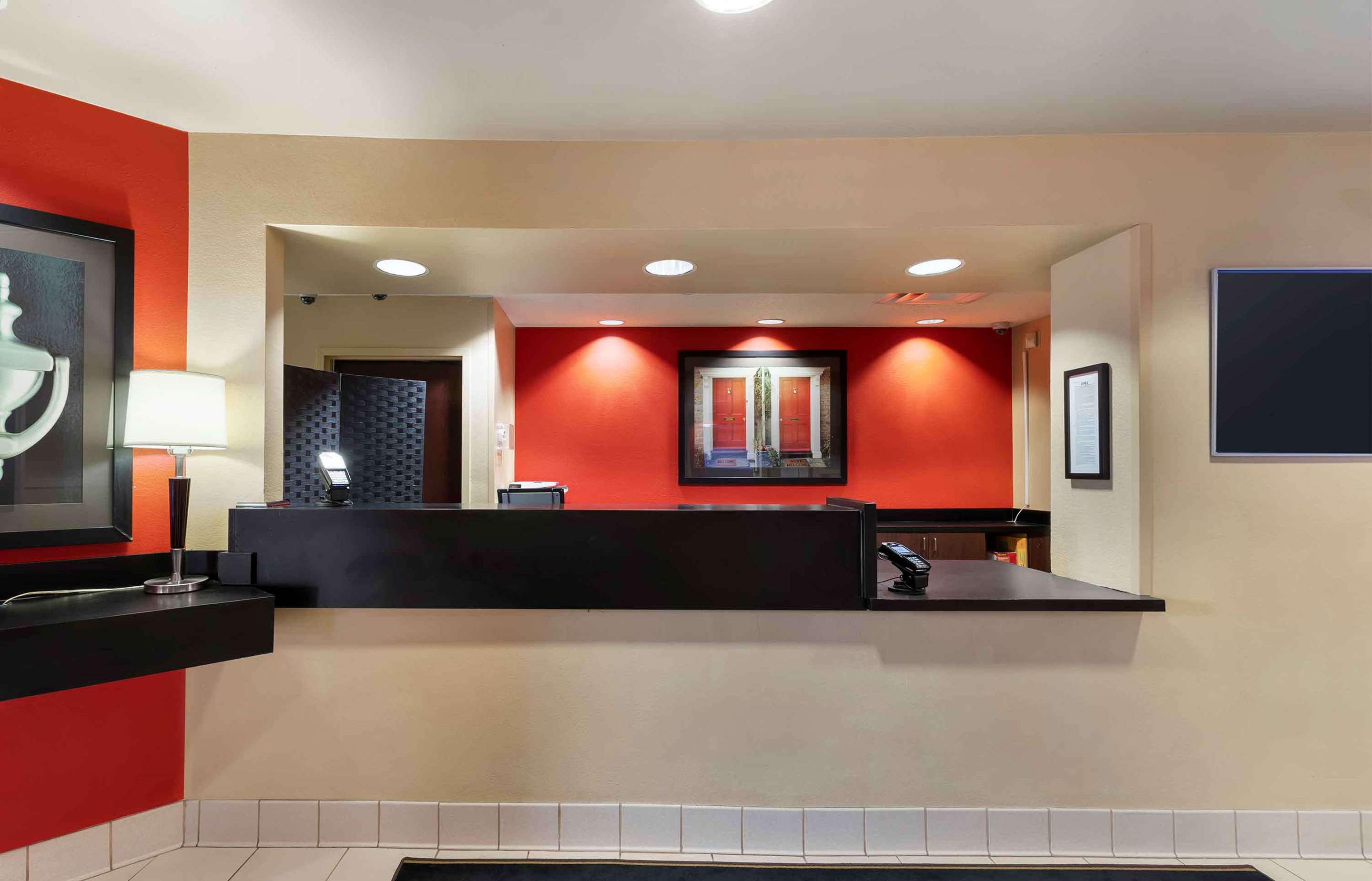 Lobby and Guest Check-in | Extended Stay America Suites - Des Moines - Urbandale