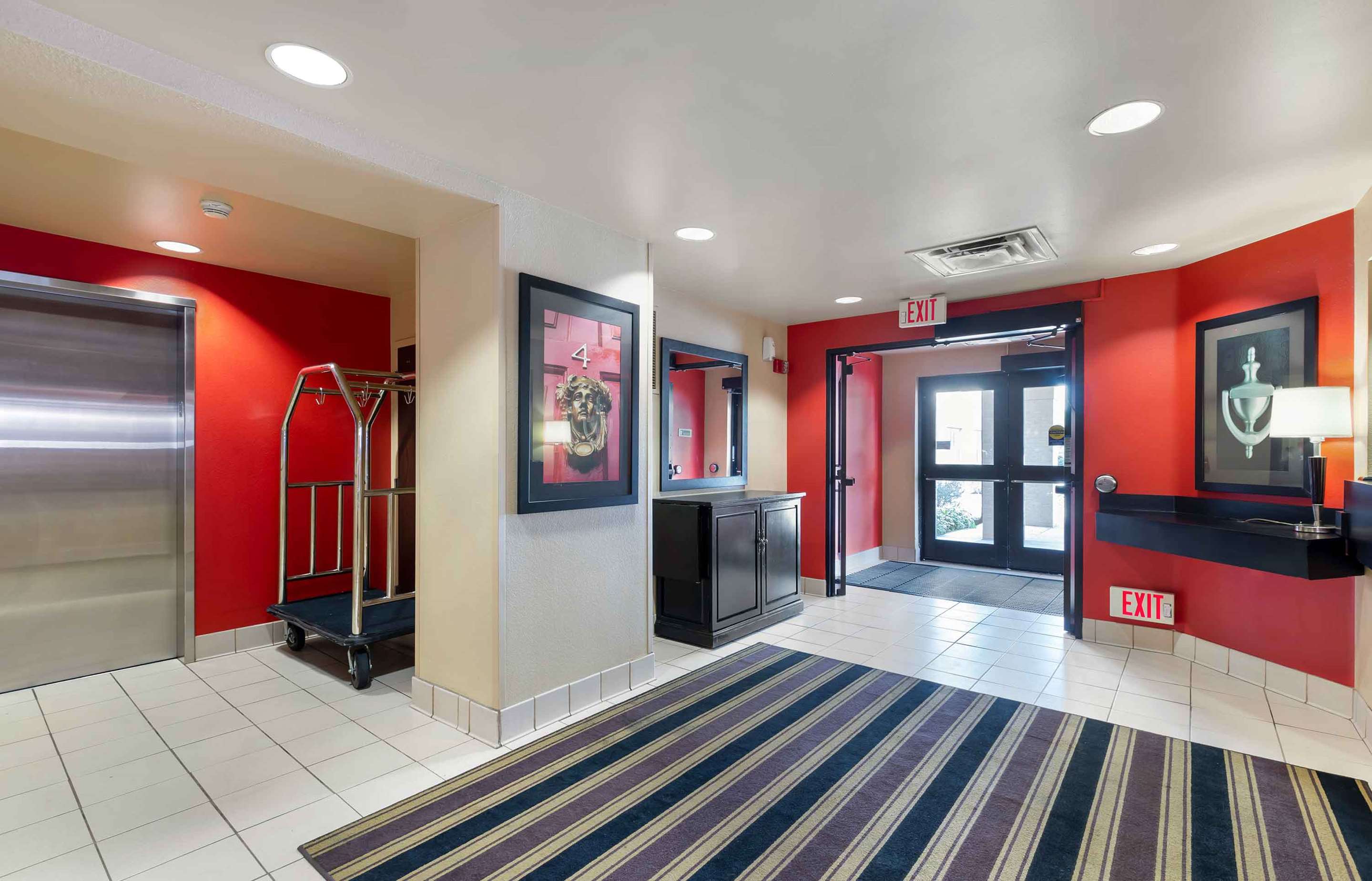 Lobby and Guest Check-in | Extended Stay America Suites - Des Moines - Urbandale