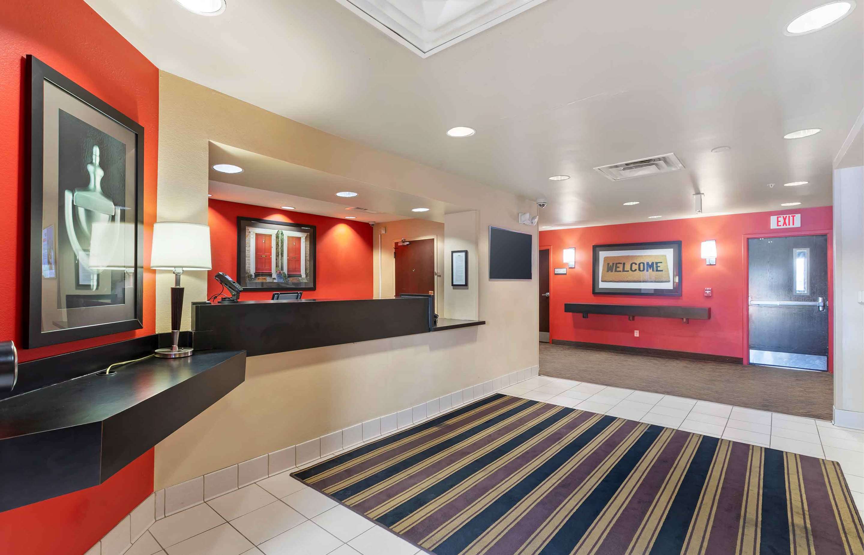 Lobby and Guest Check-in | Extended Stay America Suites - Des Moines - Urbandale