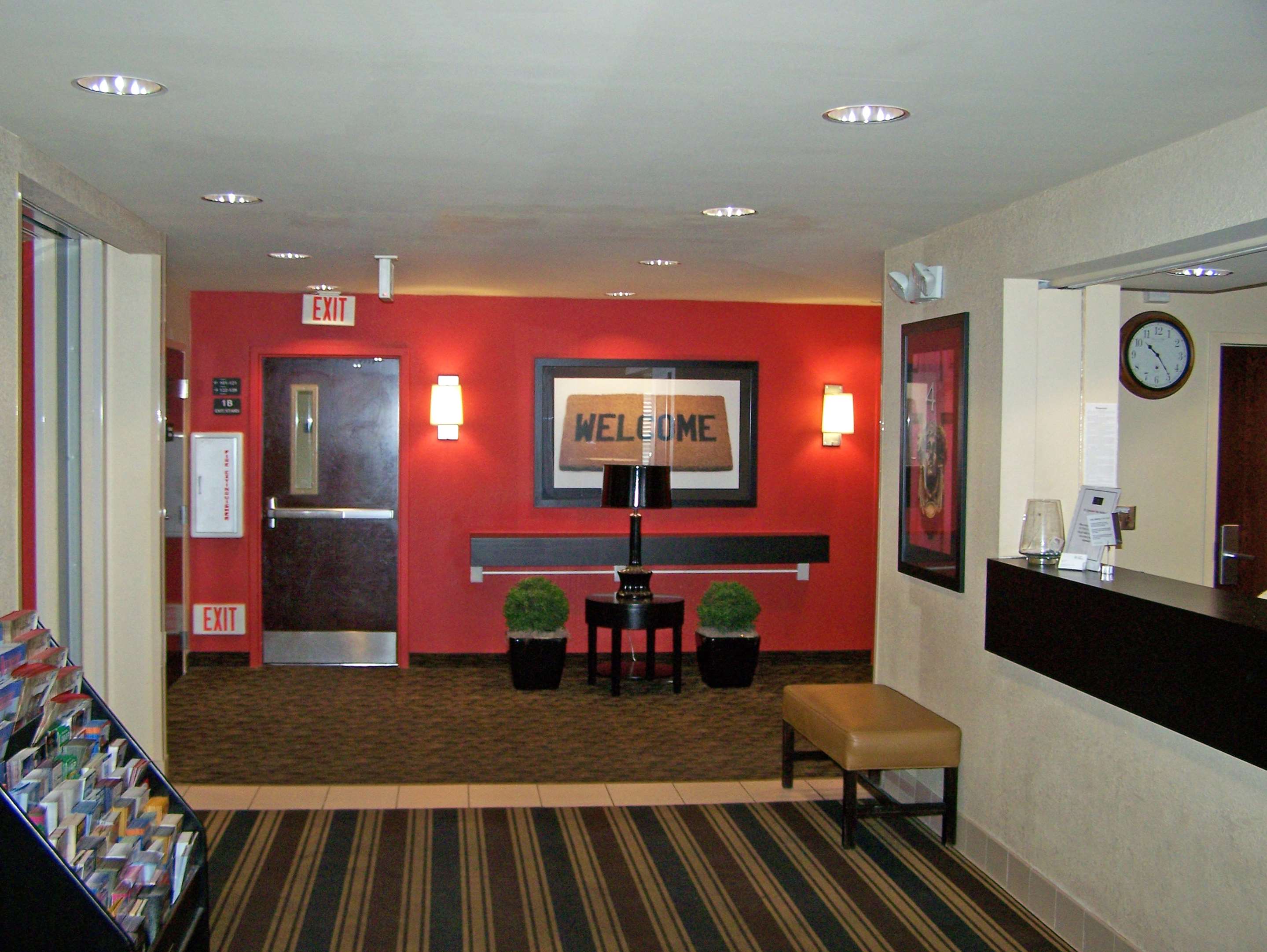 Lobby and Guest Check-in | Extended Stay America Suites - Minneapolis - Brooklyn Center