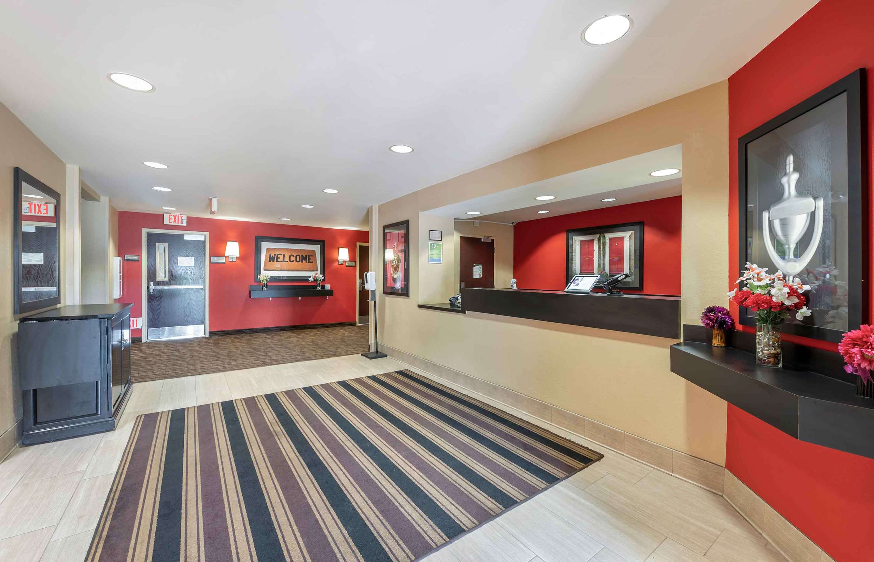 Lobby and Guest Check-in | Extended Stay America Suites Indianapolis Airport