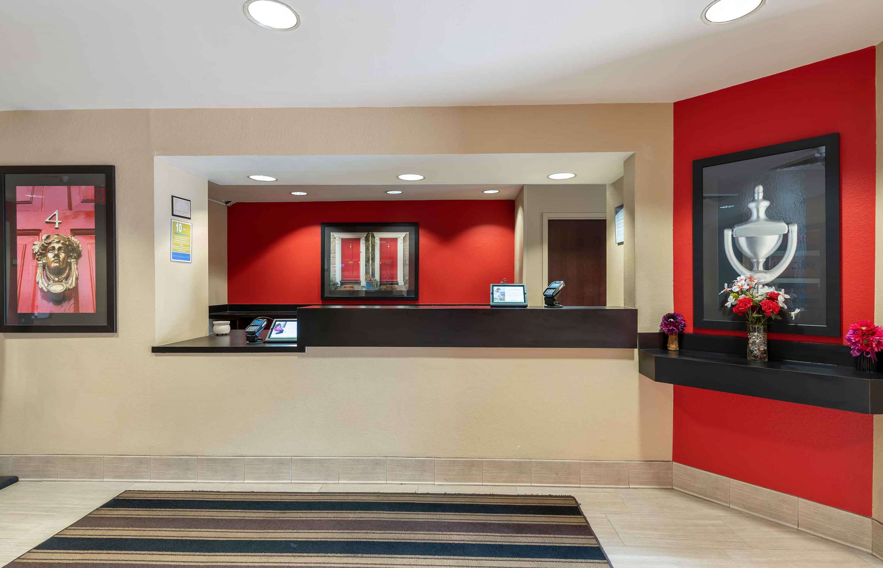 Lobby and Guest Check-in | Extended Stay America Suites Indianapolis Airport